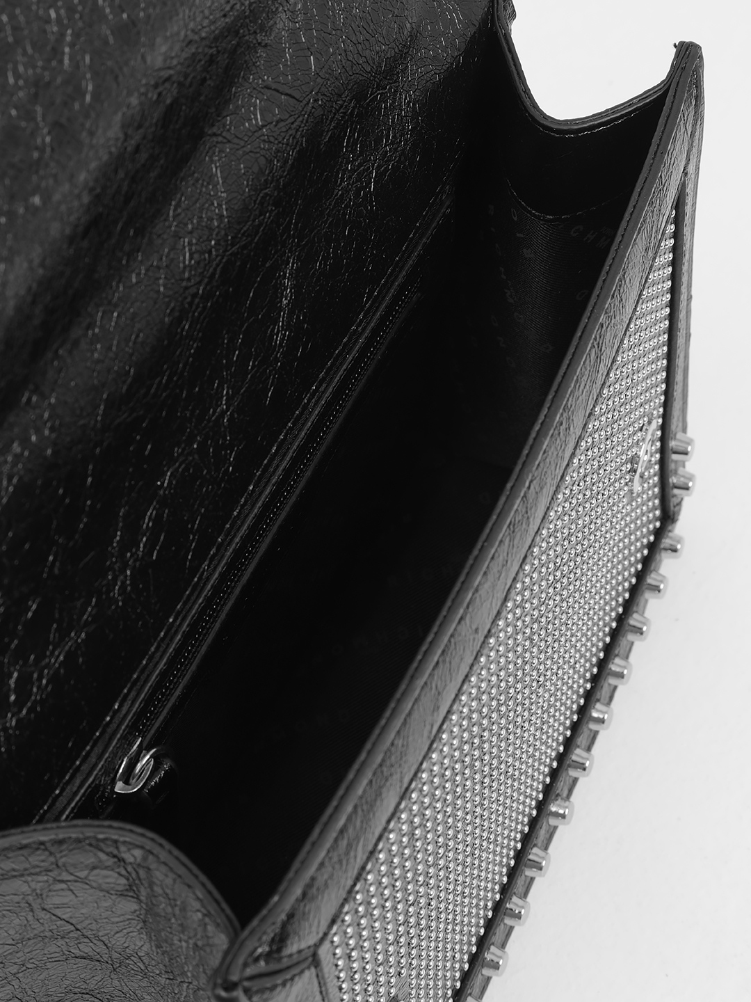 Чёрная кросс-боди в размере М с монограммой из серебристого металла от John Richmond