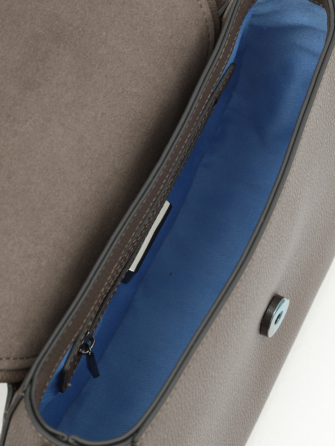 Кросс боди от Cromia в натуральной коже цвета тауп с клепками и плетением