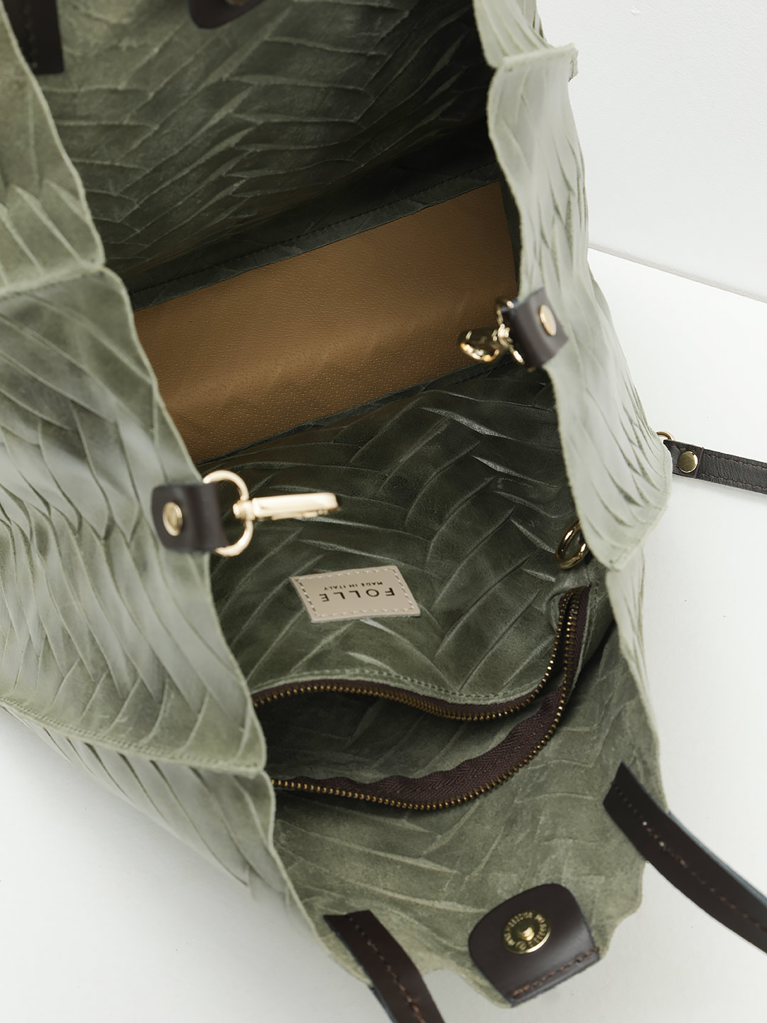 Большая сумка с тиснением и контрастной строчкой на ручках из кожи оливкового цвета от FOLLE