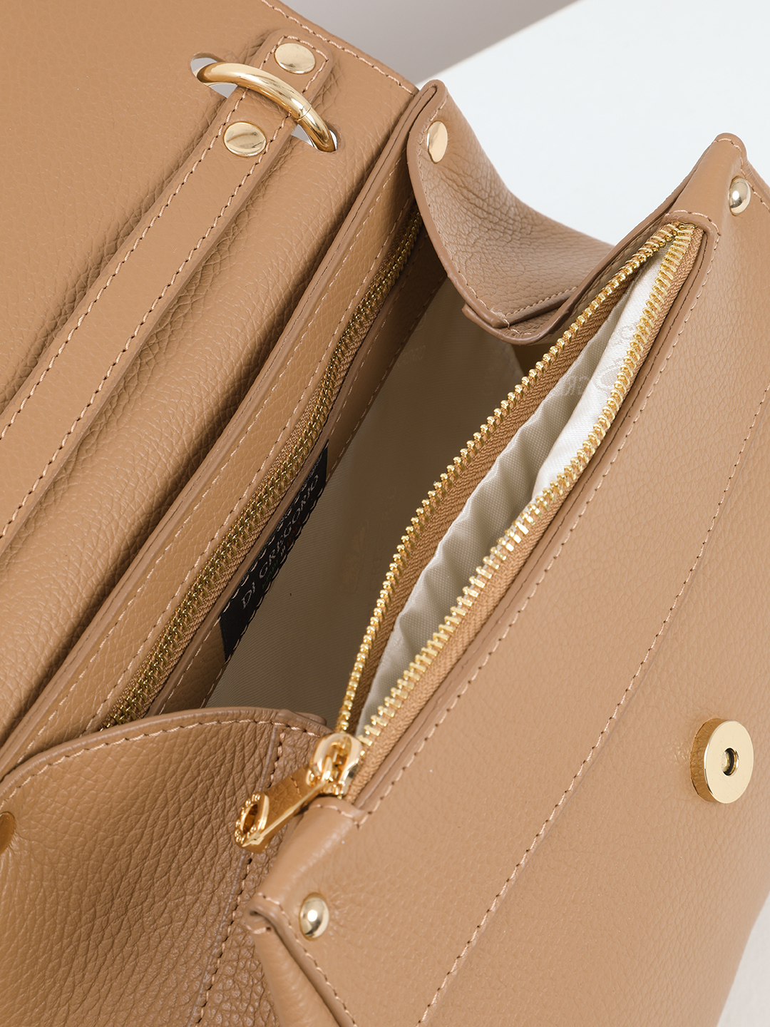 Сэтчел с металлической пряжкой с гравировкой Di Gregorio в ореховом оттенке tan