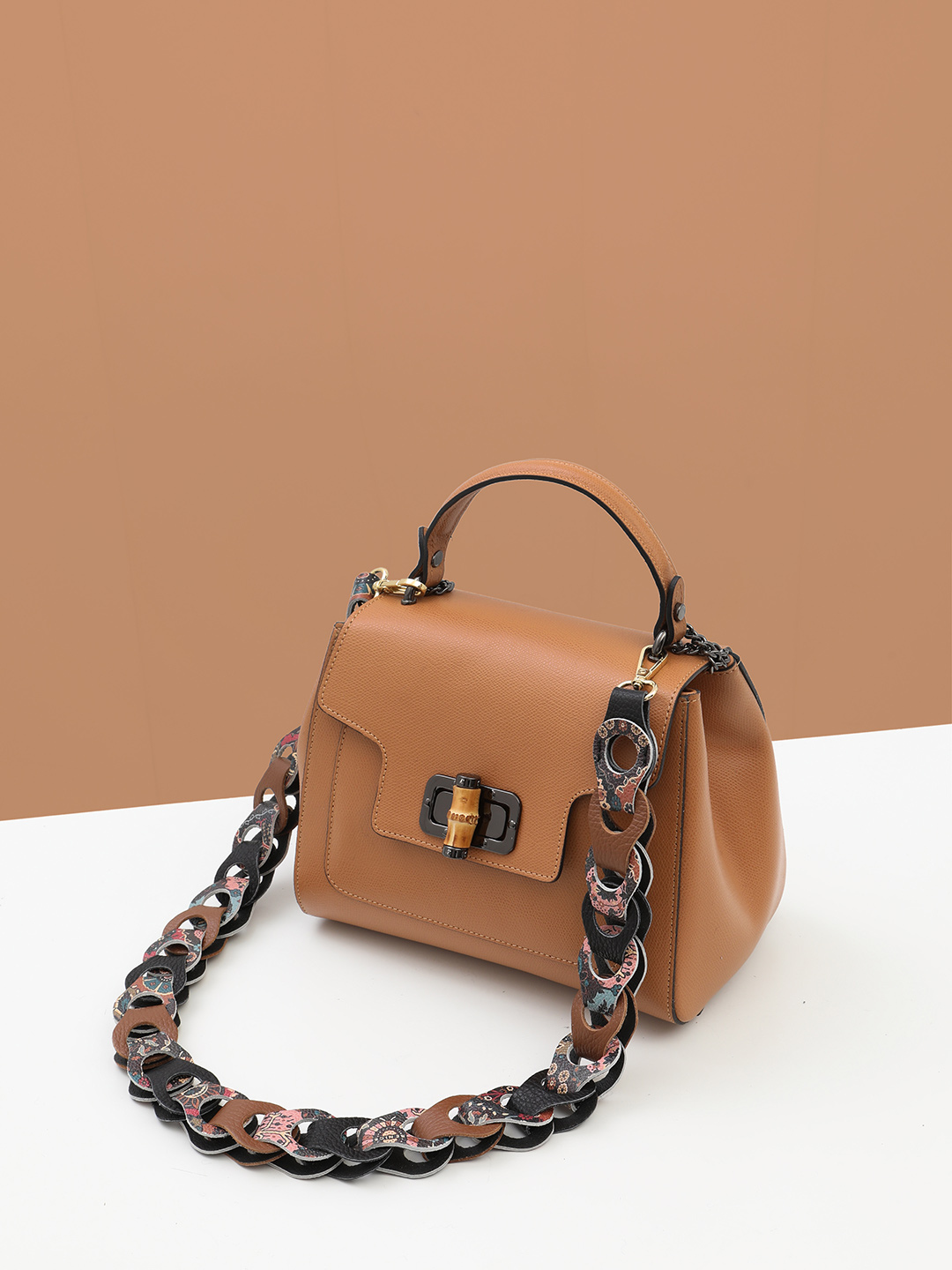 Плечевой ремень с золотистой фурнитурой и этническим принтом