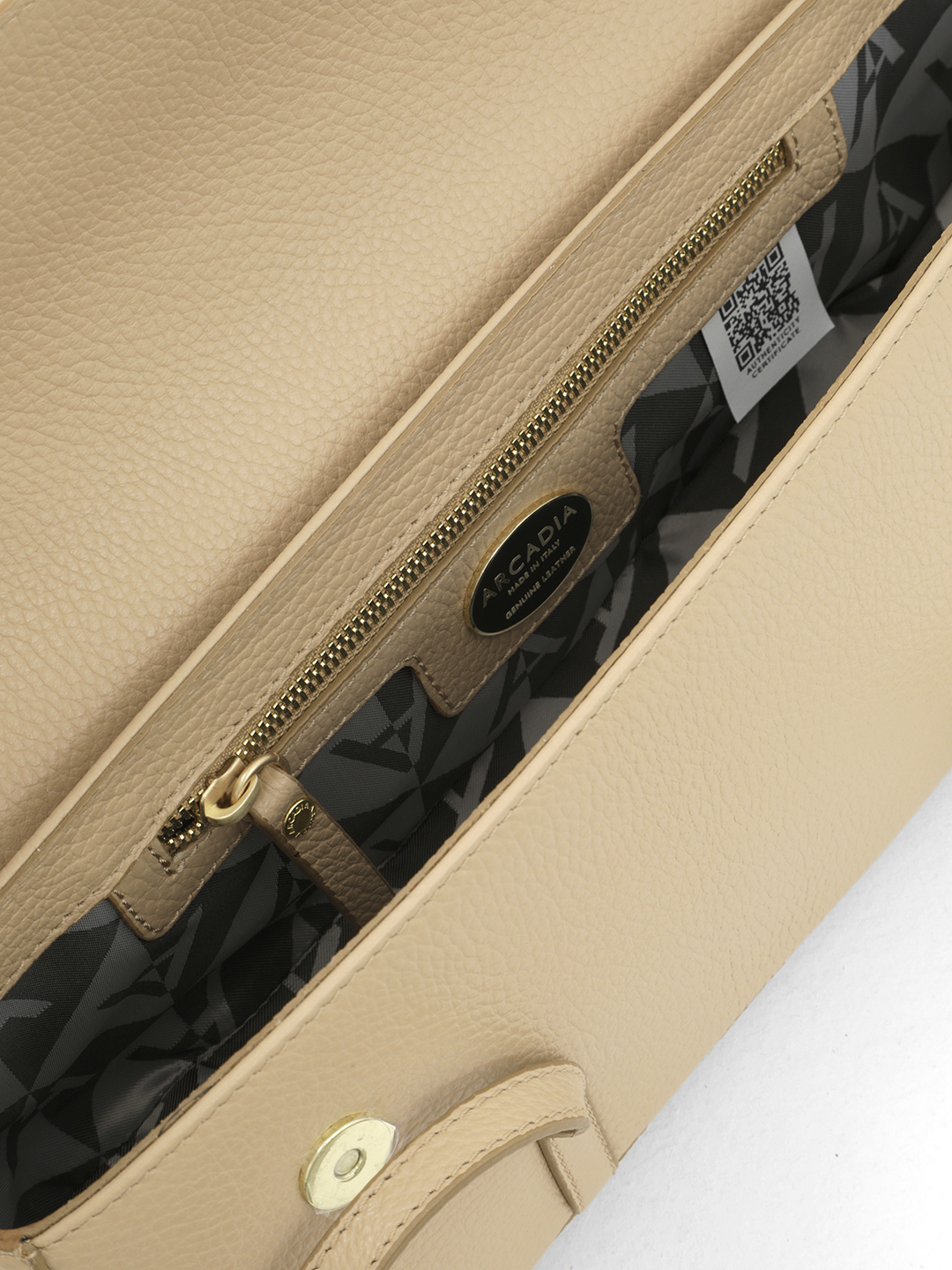 Багет из натуральной кожи в песочном цвете с лимитированной фурнитурой ARCADIA