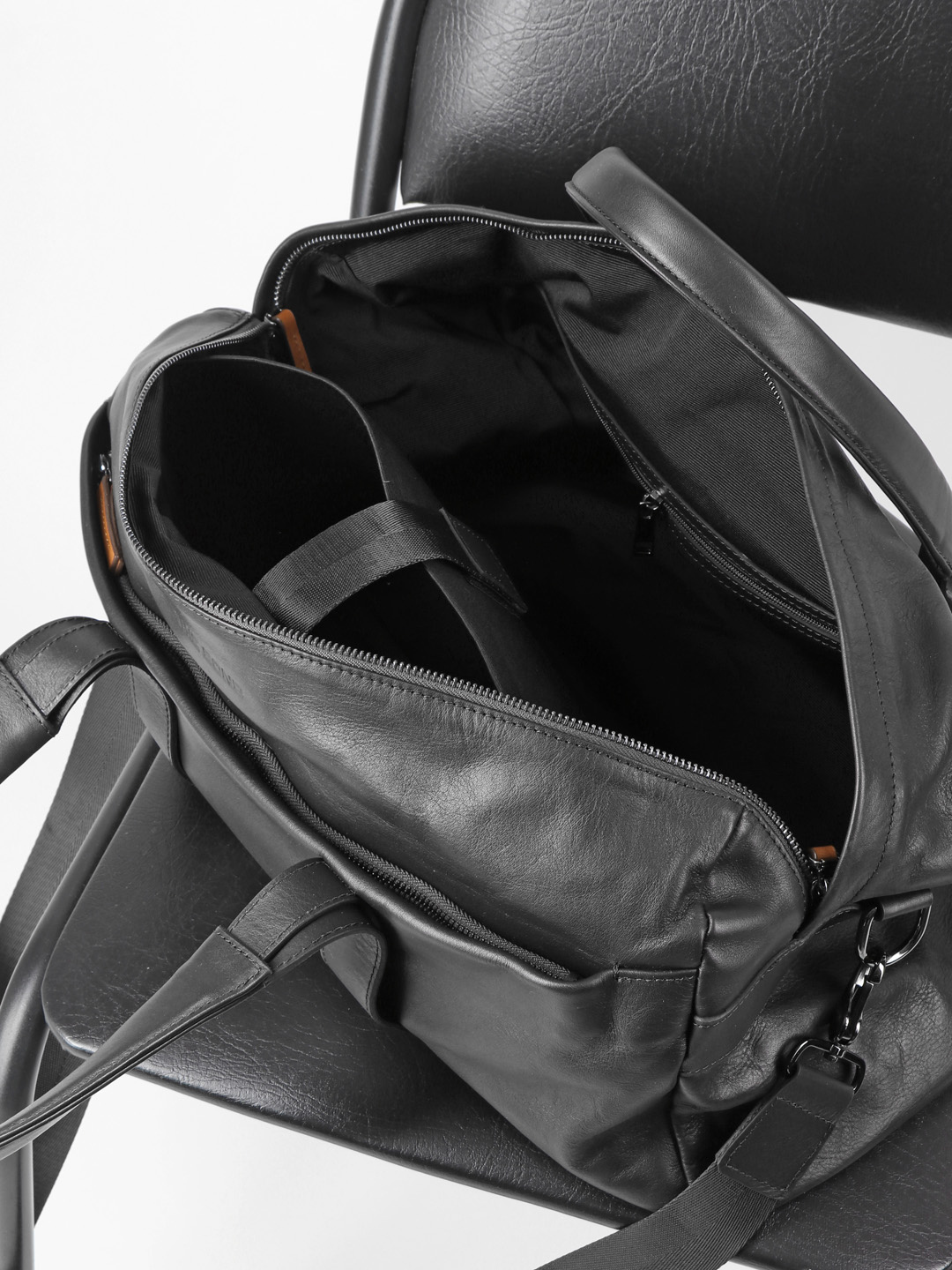 Мужская дорожная сумка от Bond из черной натуральной кожи