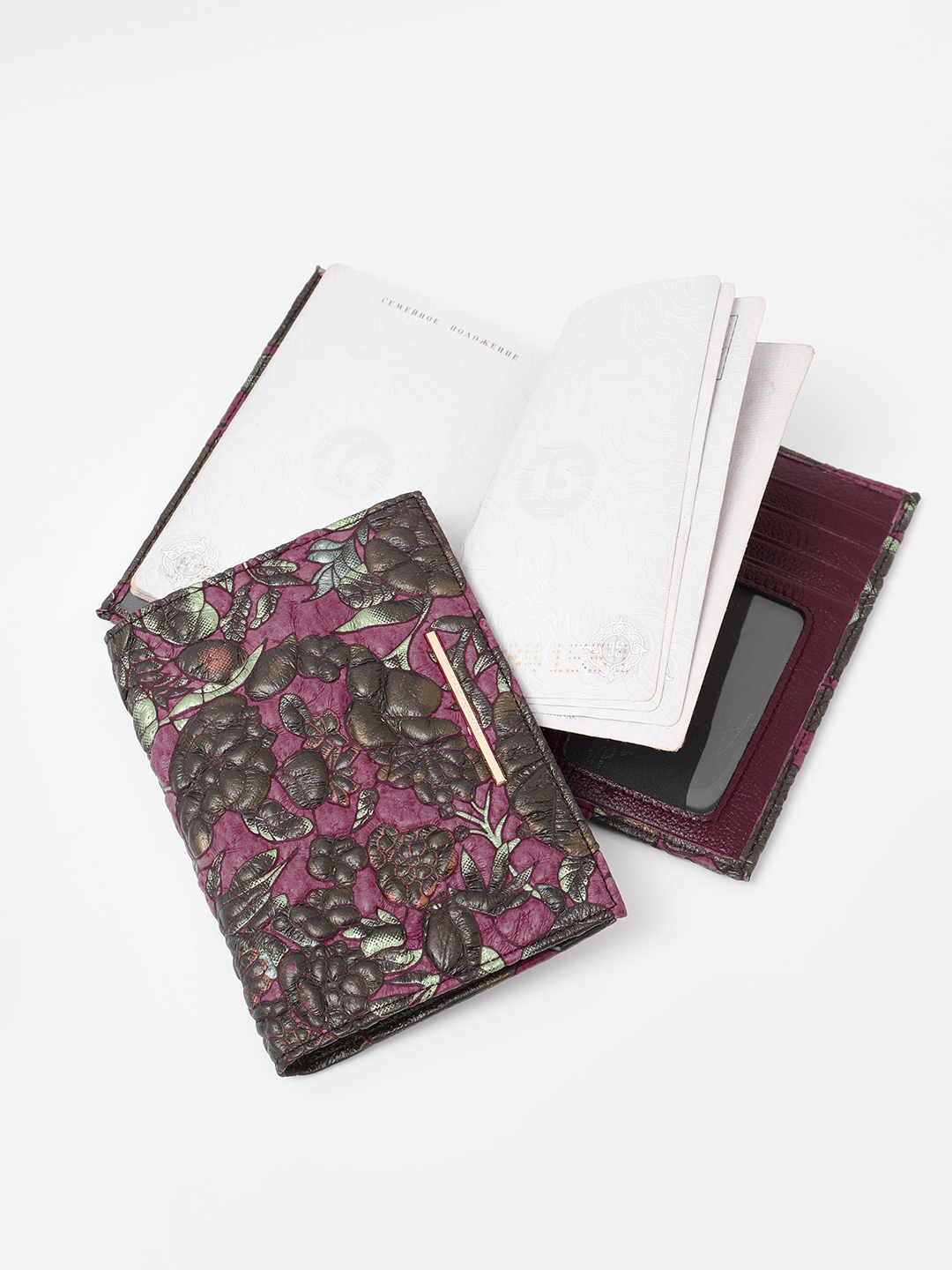 Обложка от Alessandro Beato из кожи букле бордового цвета с цветочным тиснением и принтом