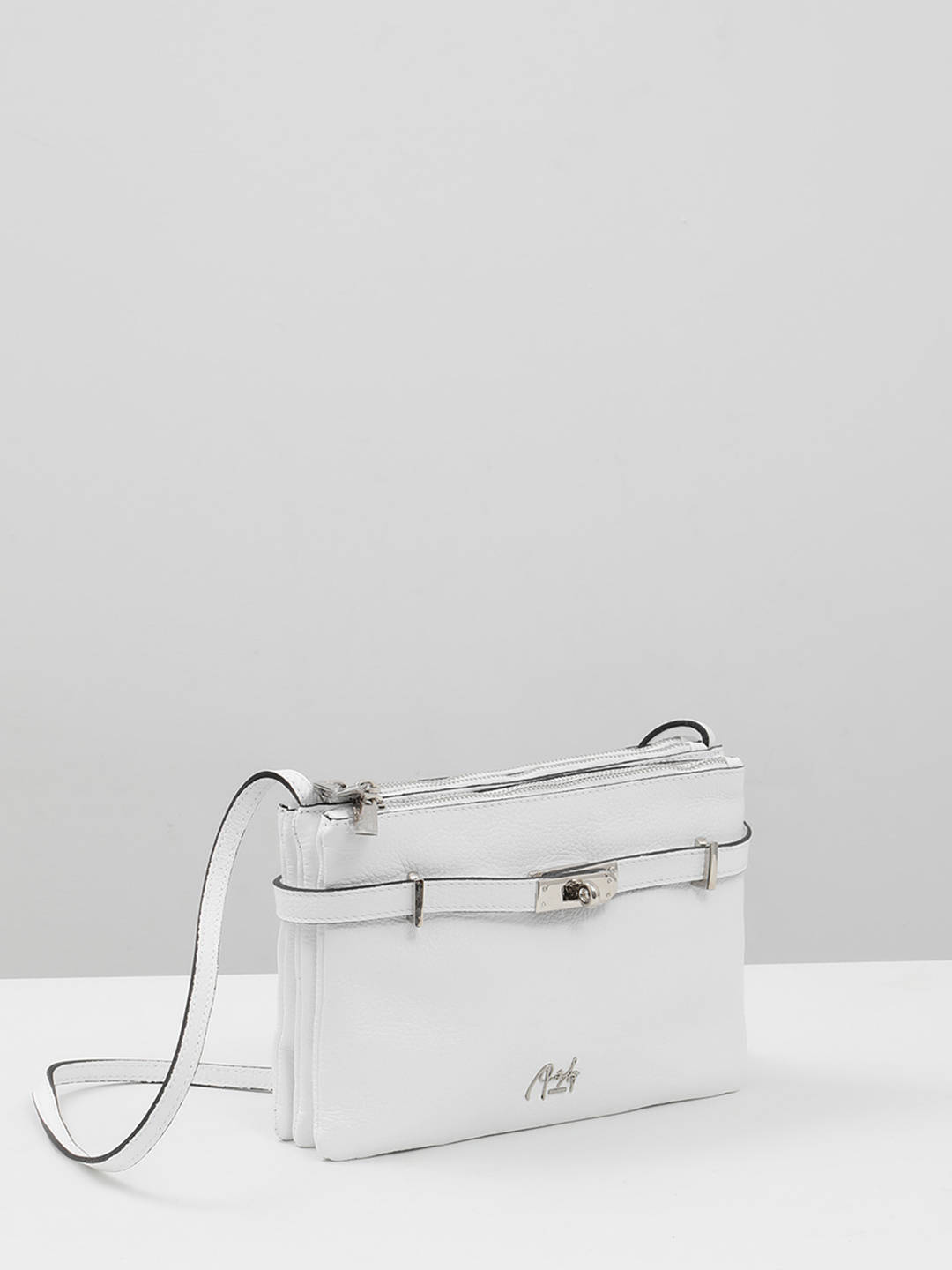 Кросс-боди с тремя отделениями и трендовым замком от Renato Angi в белом цвете