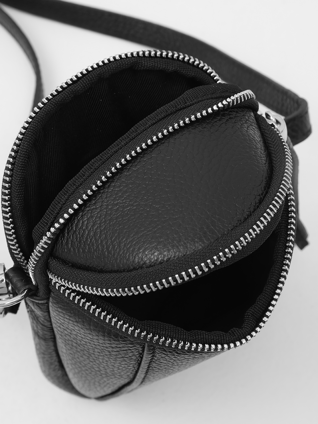 Сумка для телефона c фирменным логотипом FOLLE из натуральной кожи черного цвета