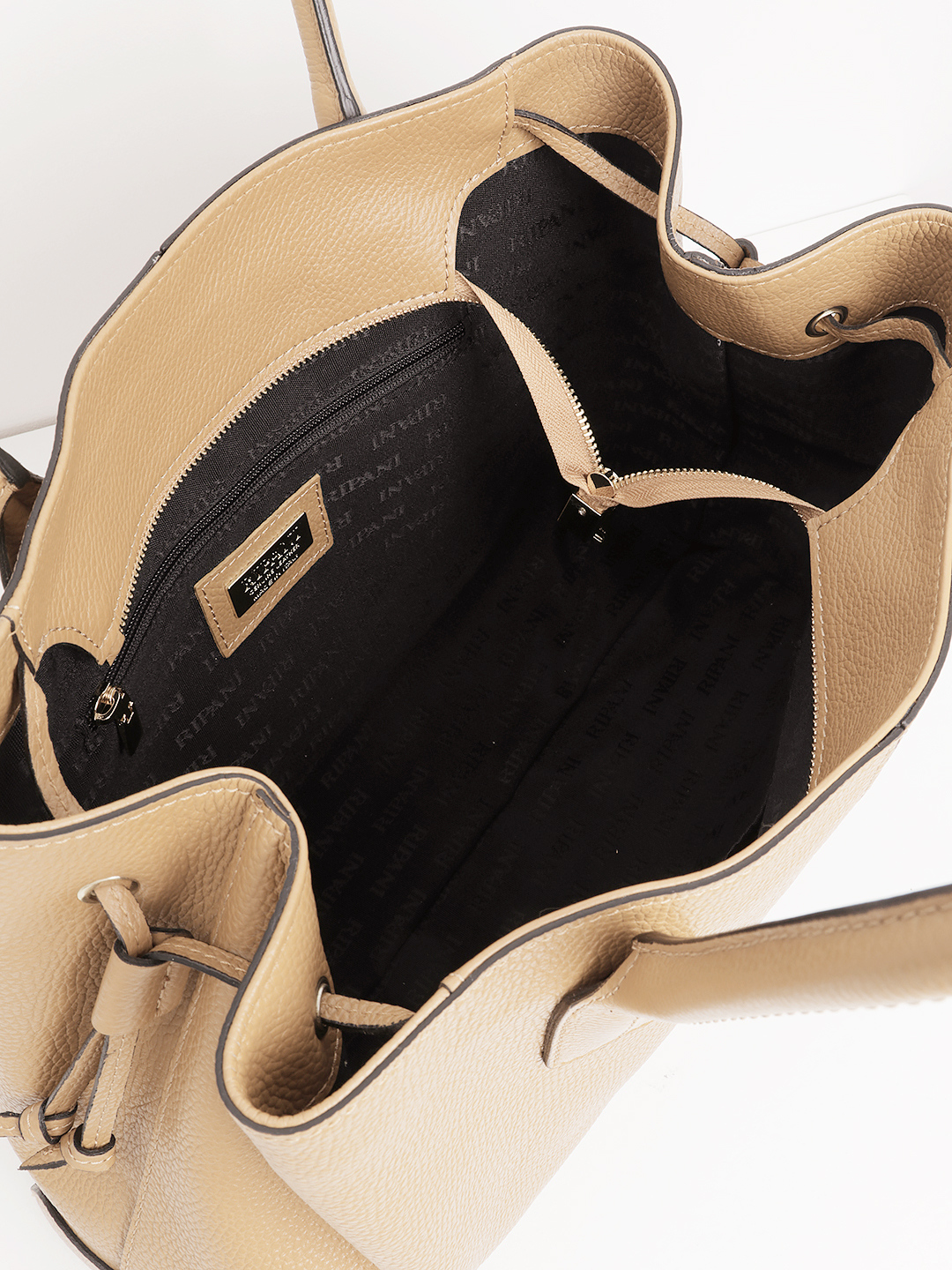 Классическая сумка с кожаной нашивкой с логотипом RIPANI в оттенке кэмел