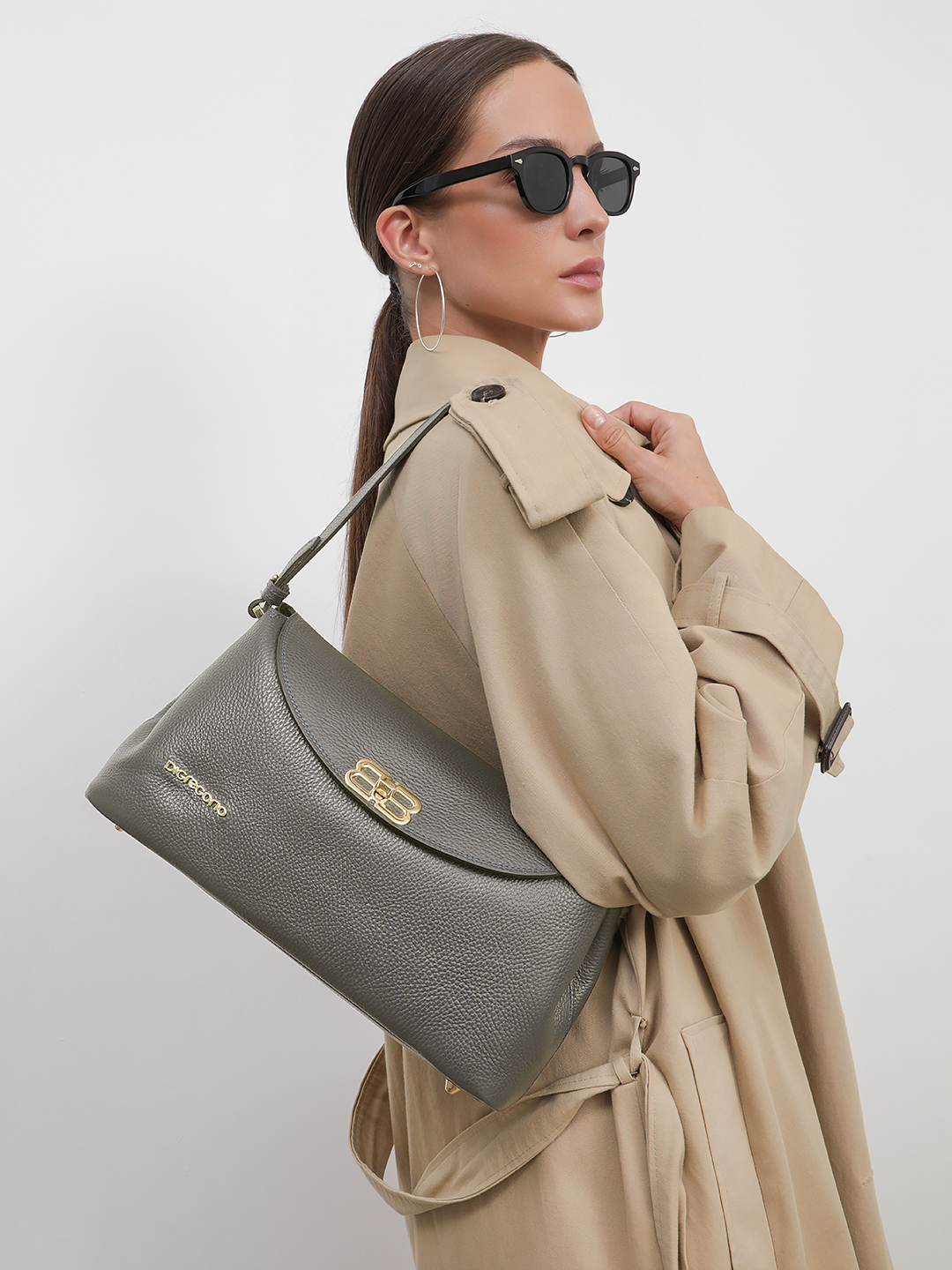 Сумка - боулер с симметричной фурнитурой от Di Gregorio в сером цвете