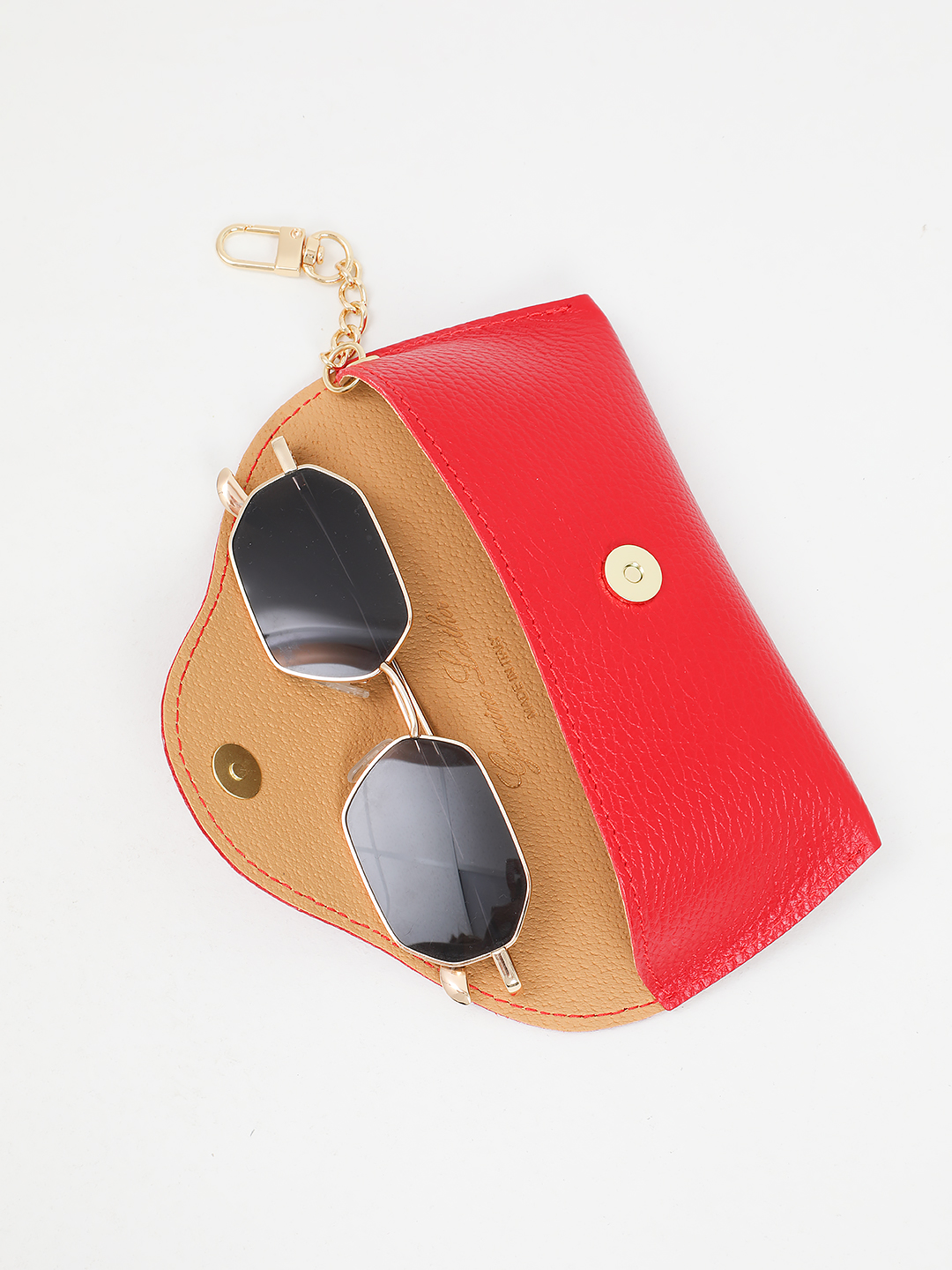 Очечник на сумку с застежкой-кнопкой от Folle из натуральной кожи красного цвета 