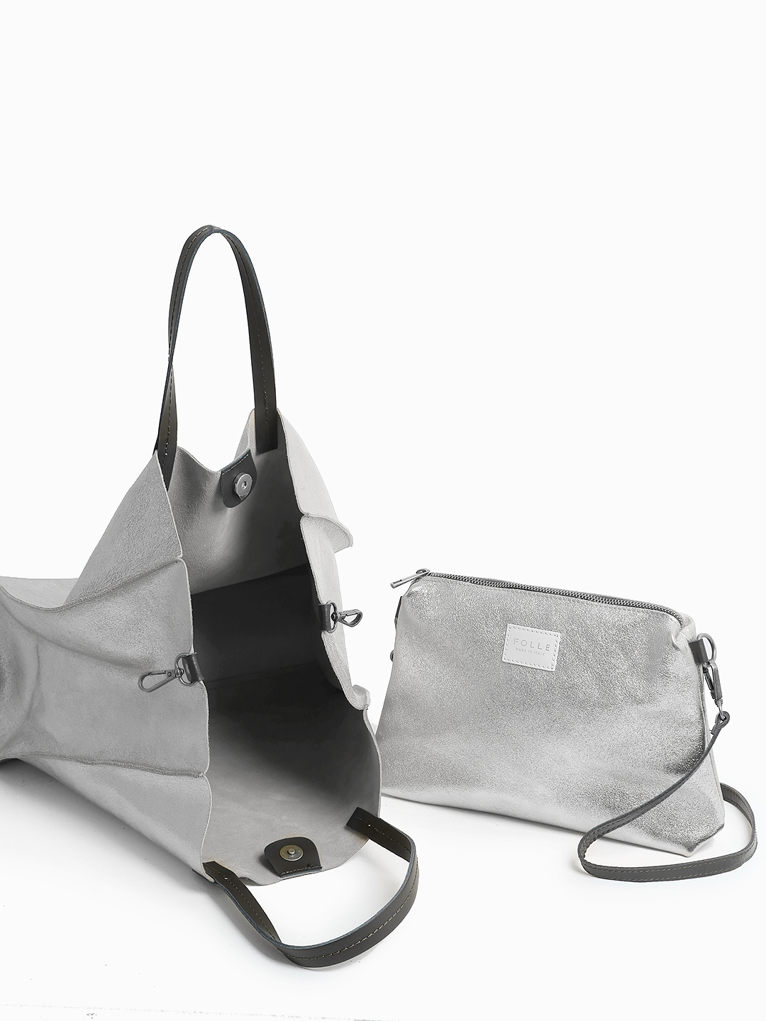 Большая сумка с контрастной строчкой на ручках из кожи серебристого цвета от FOLLE