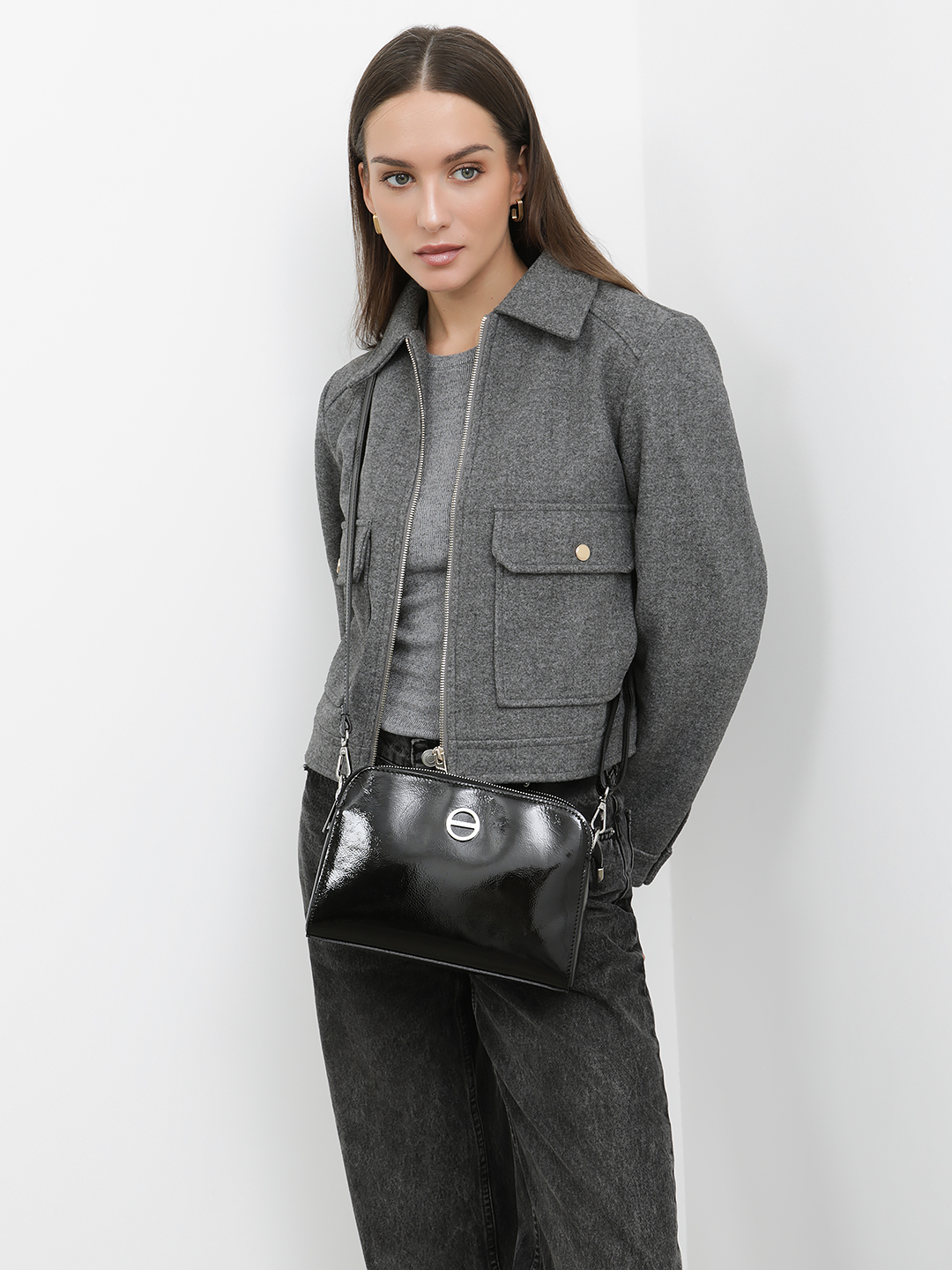 Базовая кросс-боди с тремя отделами на молнии от FOLLE в чёрной лаковой коже