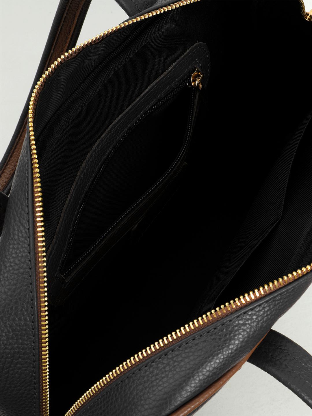 Сумка в размере L с золотистой фурнитурой от FOLLE чёрного цвета