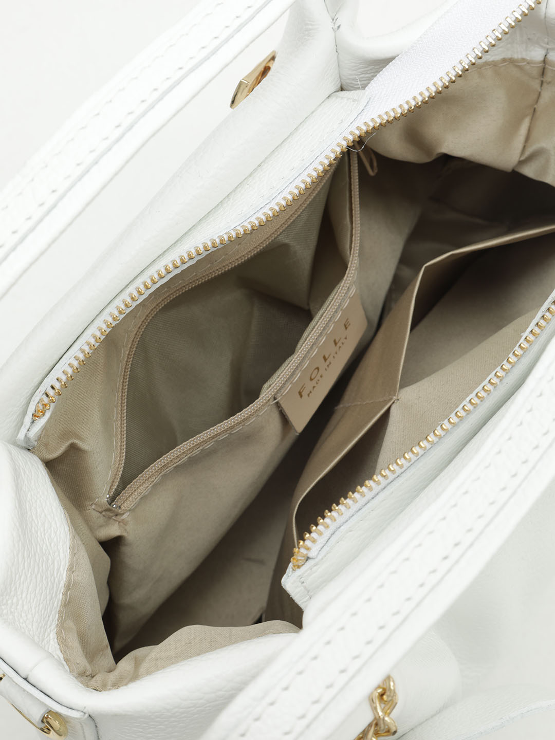 Классическая сумка с брелоком-бантом из натуральной кожи от FOLLE в белом цвете