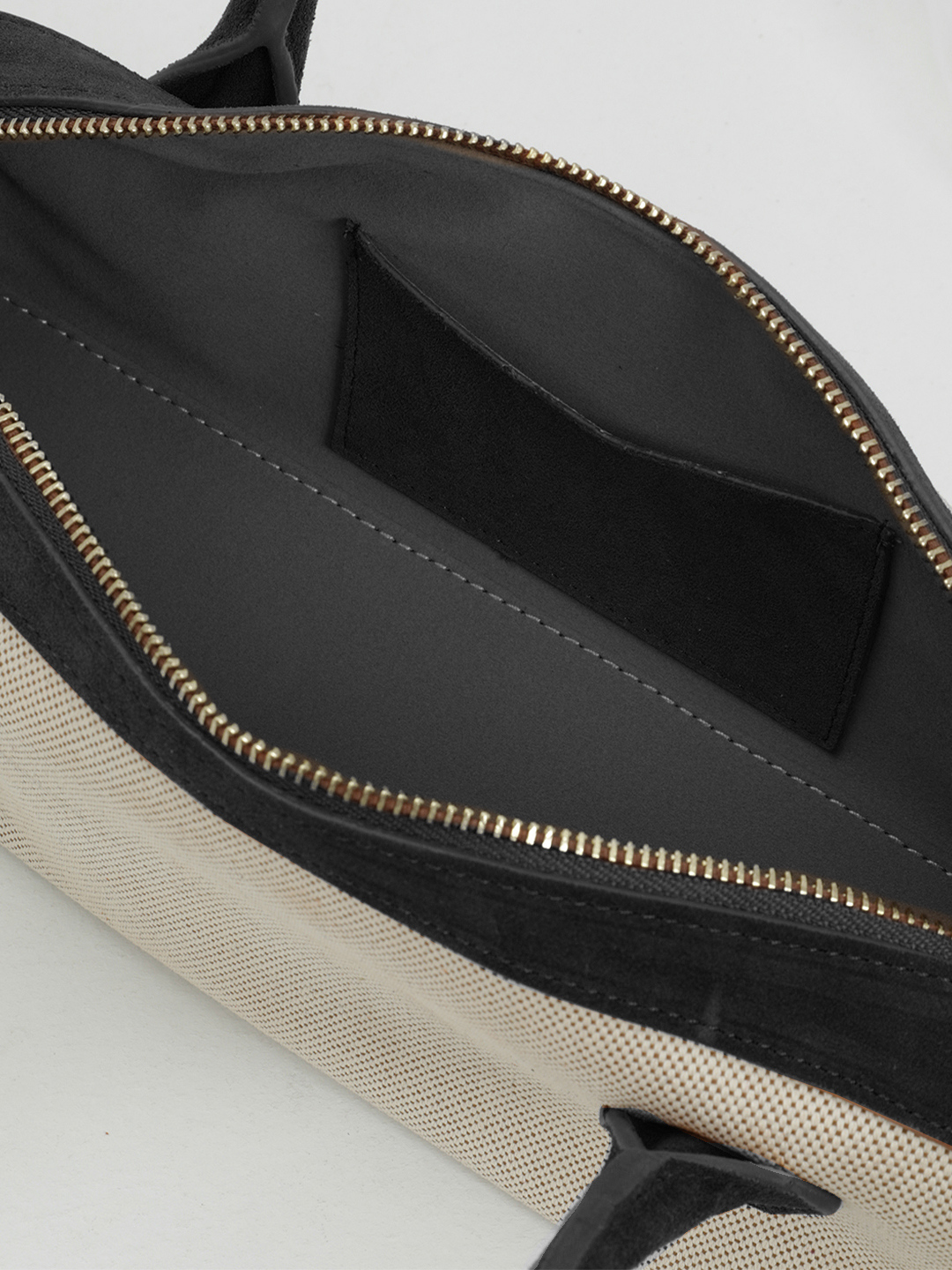 Сумка-багет с двумя длинными ручками от IVORY в сочетании ткани под лён и замши чёрного цвета