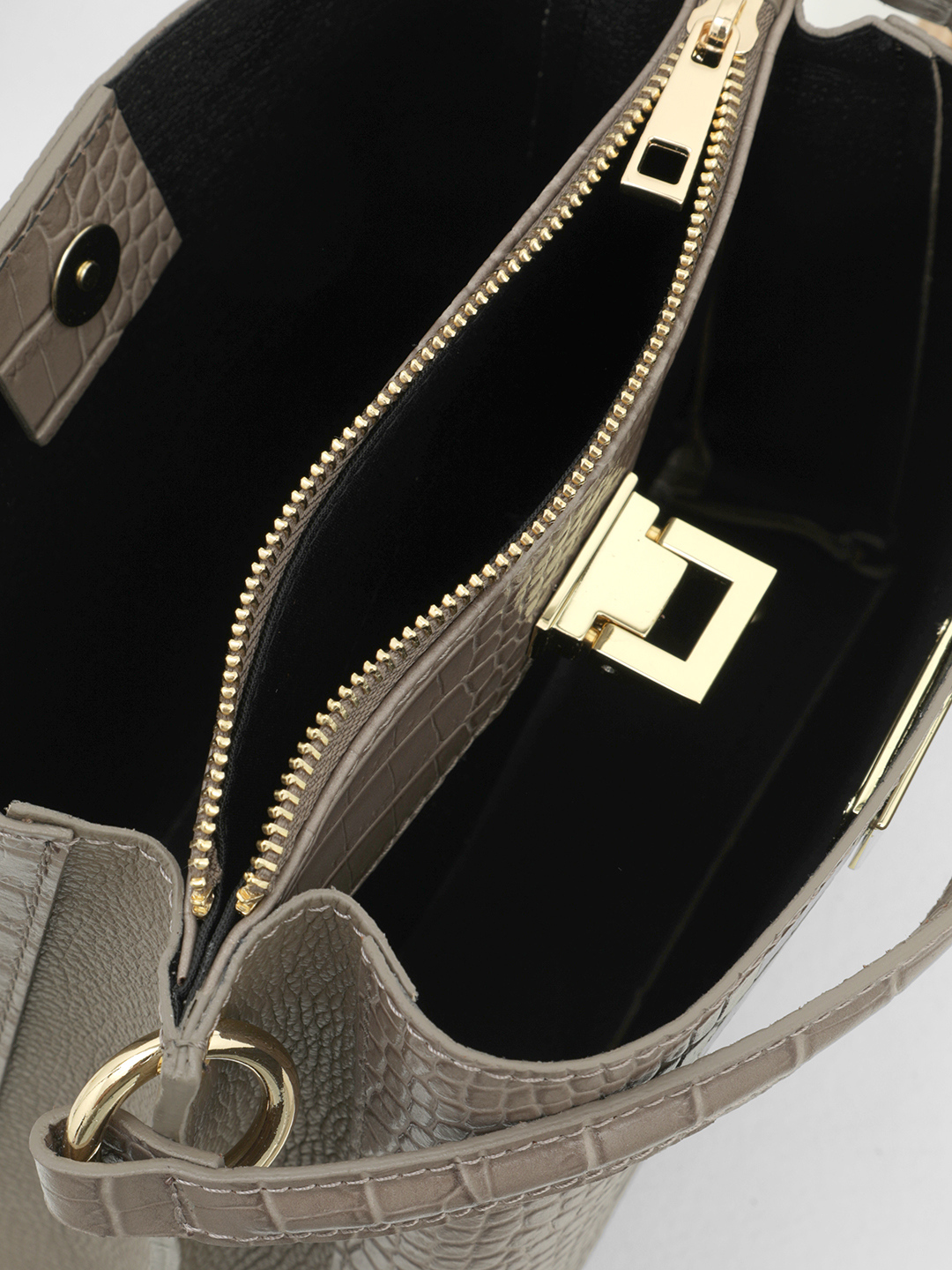 Сэтчел из натуральной кожи под крокодила с тремя отделами и золотым замком от FOLLE в цвете тауп