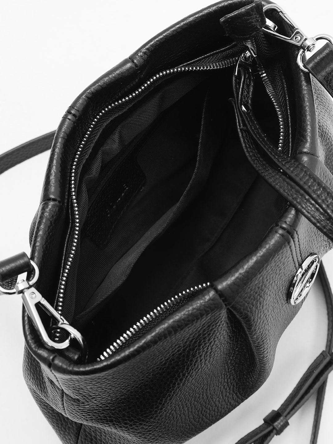 Небольшая сумка через плечо от Folle из натуральной кожи черного цвета