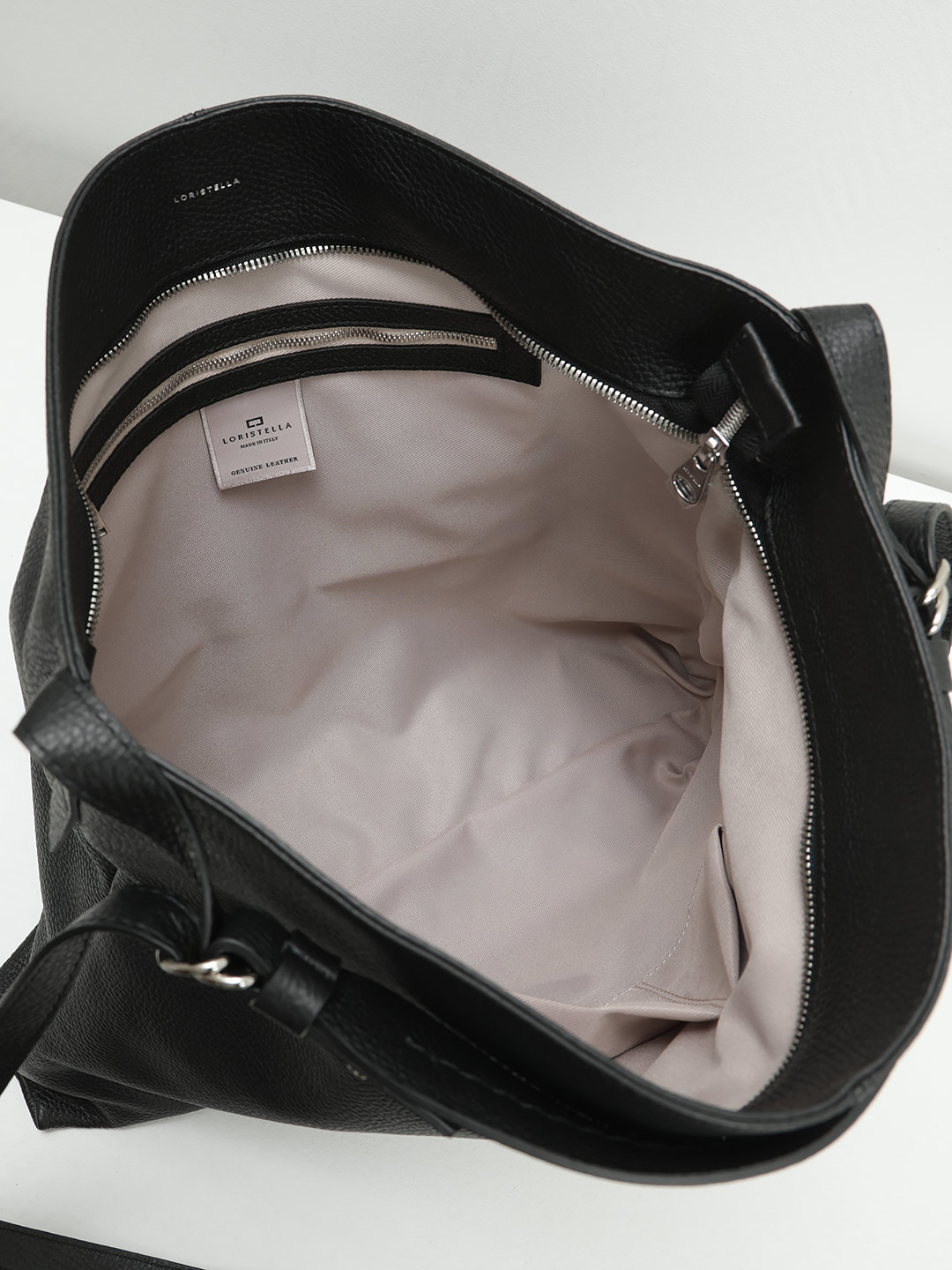 Сумка-хобо квадратной формы от Loristella из натуральной зернистой кожи черного цвета