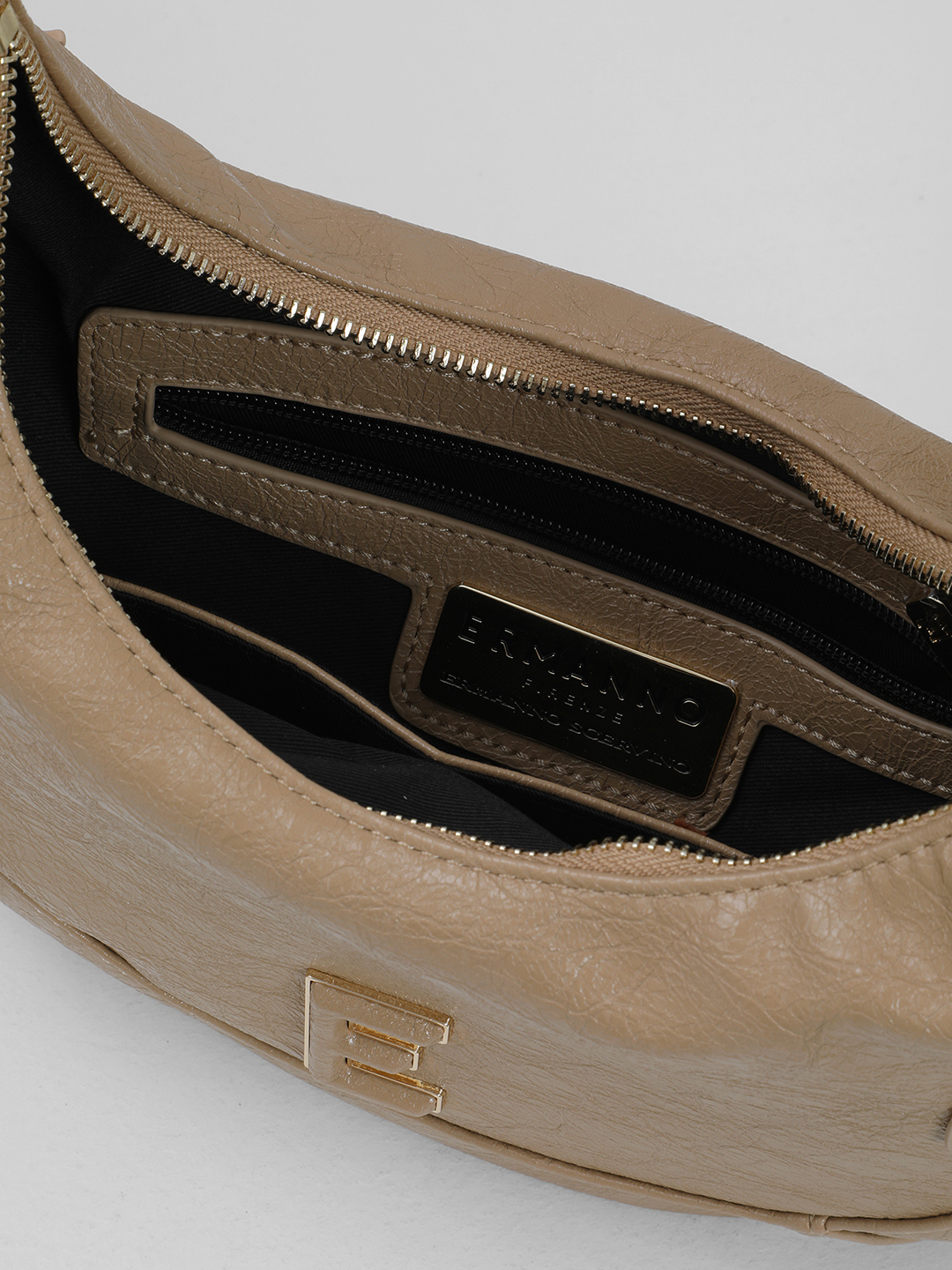 Сумка-хобо в размере М с золотистым логотипом ERMANNO FIRENZE в песочном оттенке