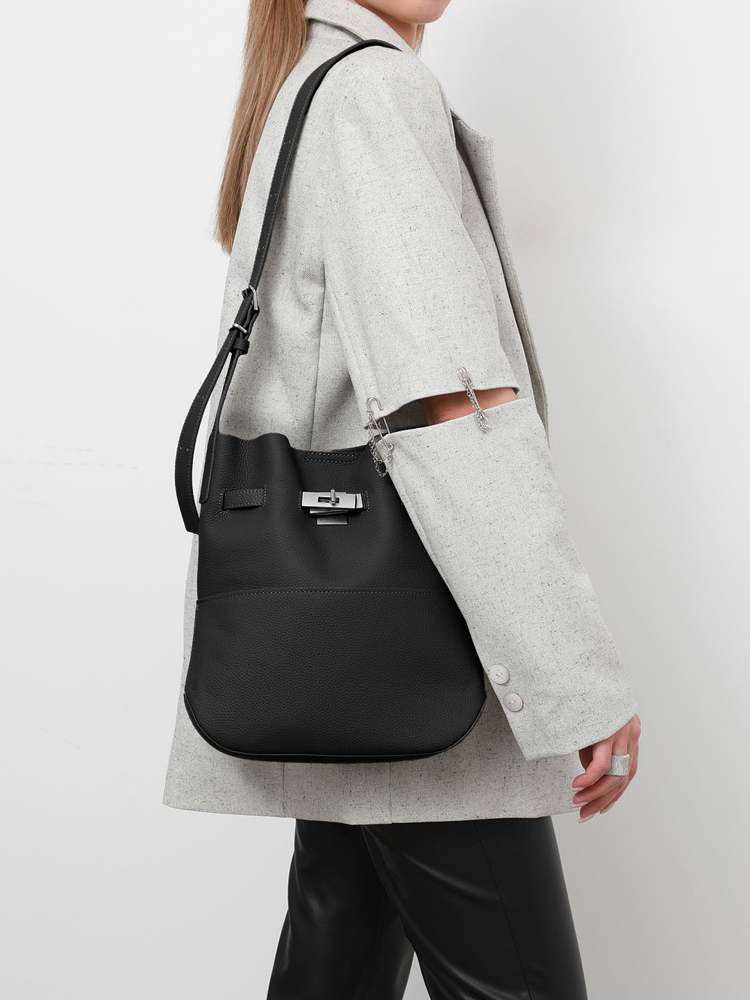 Сумка-хобо на плечо с регулируемой ручкой от IVORY в чёрном цвете