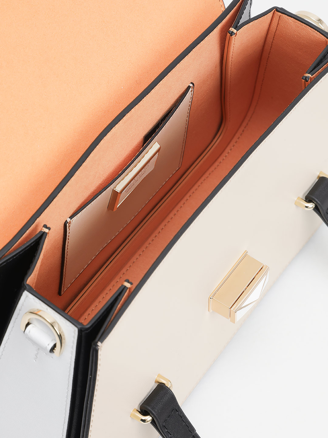 Сумка трапециевидной формы с поворотным замком на фирменной пряжке от Cromia из бежевой и белой кожи