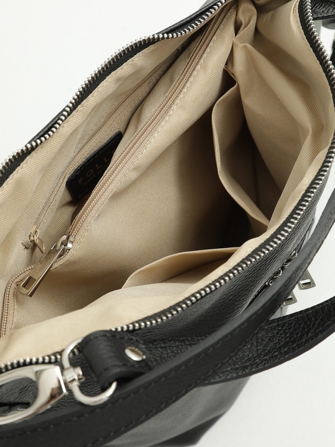 Сумка-рюкзак в чёрном цвете с двумя передними карманами на молнии от FOLLE