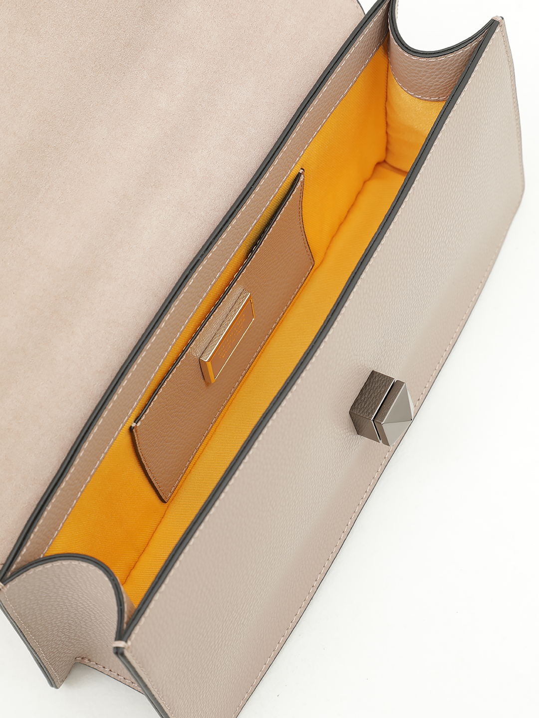 Багет от Cromia в натуральной коже пудрового цвета с золотой геометрической фурнитурой