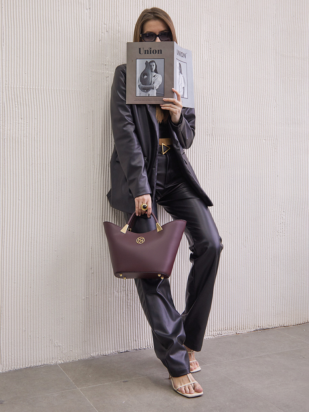 Сумка-лодочка из натуральной кожи бордового цвета с круглой фурнитурой BE NICE