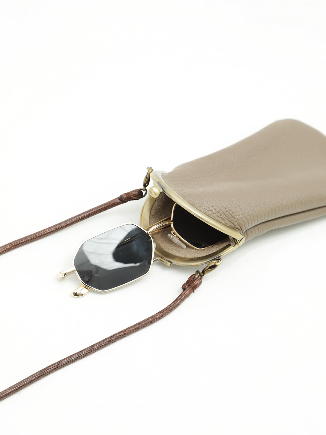 Очечник на шею от FOLLE в цвете тауп