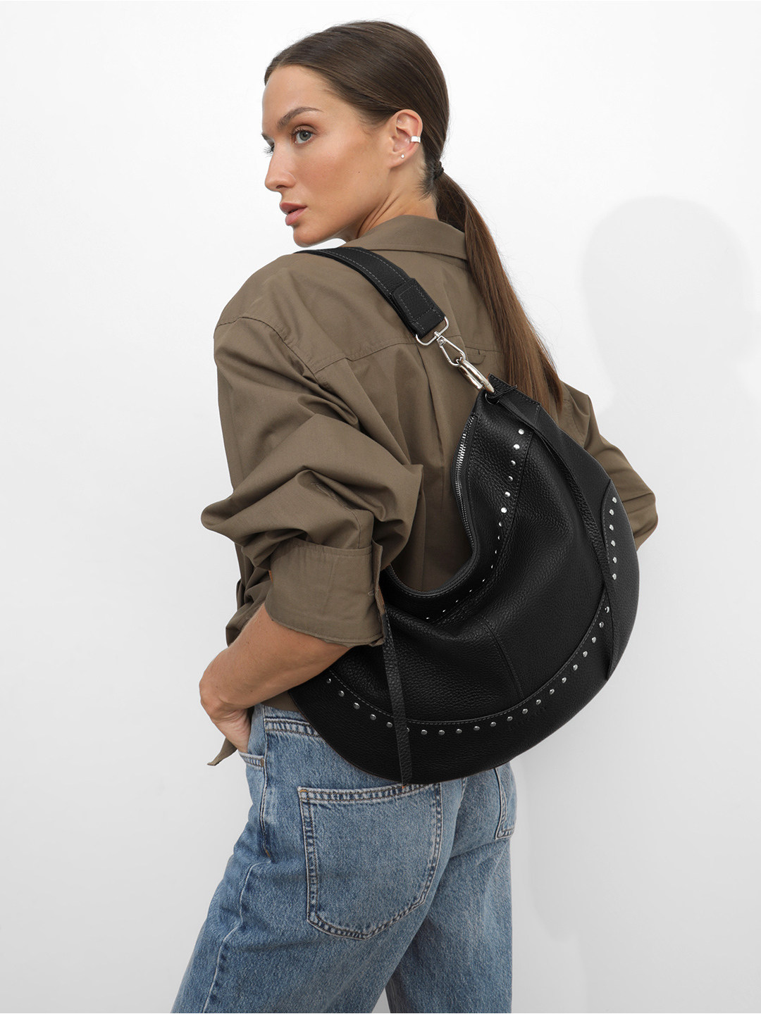 Сумка-мешок с клёпками в форме луны от RIPANI в чёрном цвете