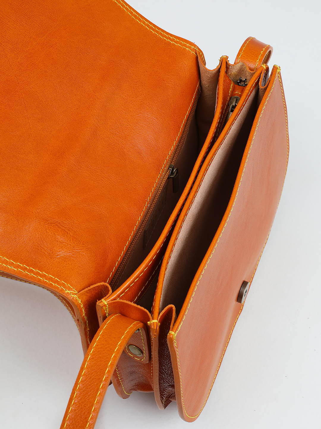 Полукруглая кросс-боди с регулируемым ремнём от FOLLE из кожи vacchetta оттенка охры