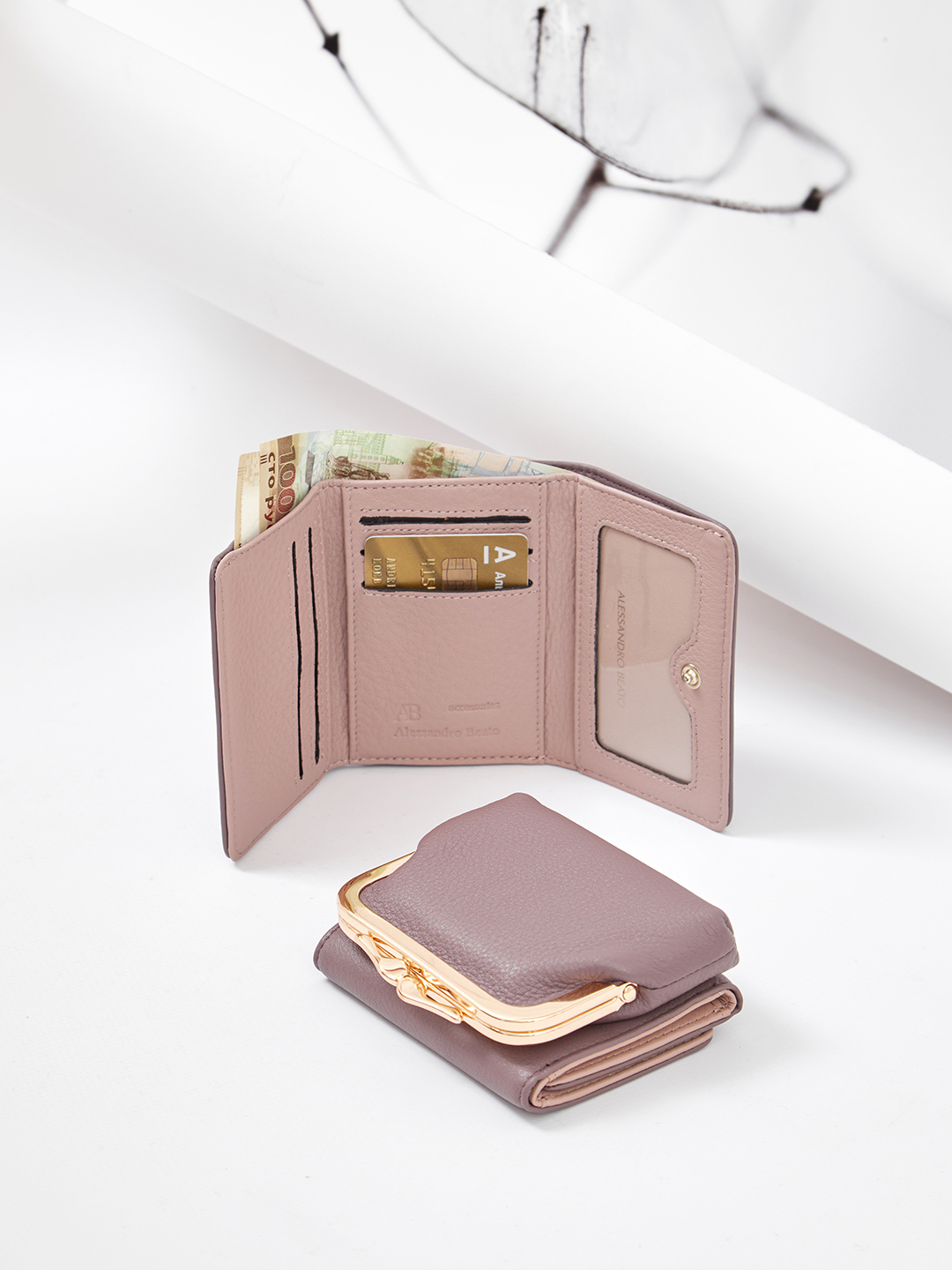 Сиреневый мини-кошелёк с золотистой фурнитурой и застёжкой-фермуаром от Alessandro Beato