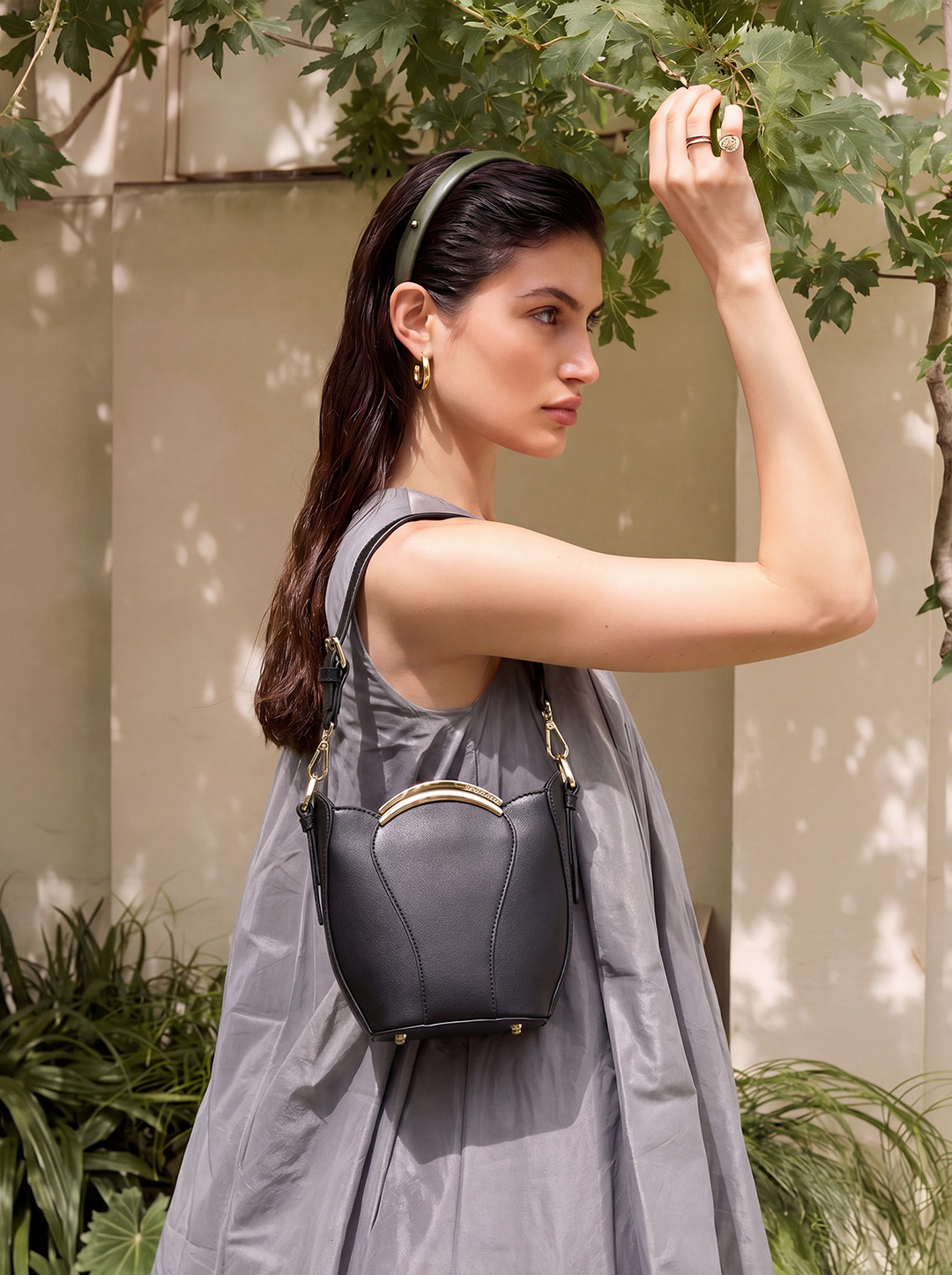 Миниатюрная сумка-ведро в форме тюльпана от Cromia из натуральной черной кожи