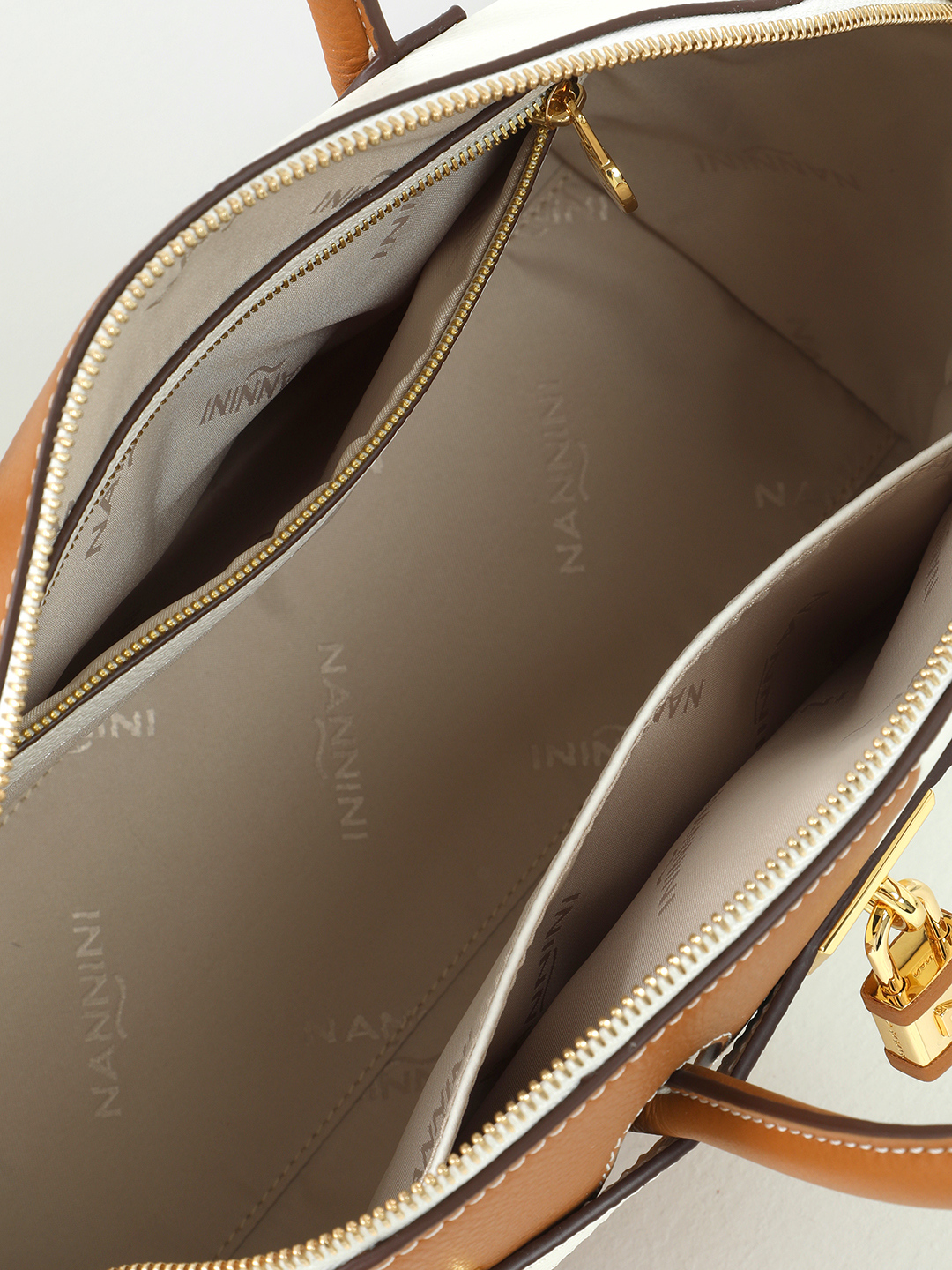 Сумка-тоут в размере М с фурнитурой-замком от NANNINI в сочетании коньячного оттенка и белого цвета off-white