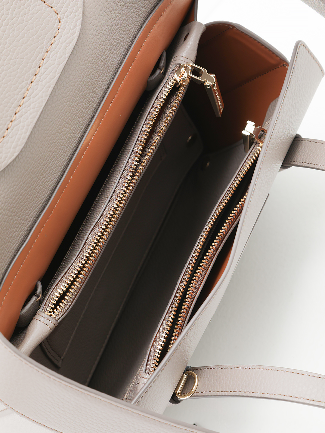 Cумка-тоут жёсткой формы с двумя ручками и фурнитурой с золотистой буквой G от Gironacci в цвете тауп