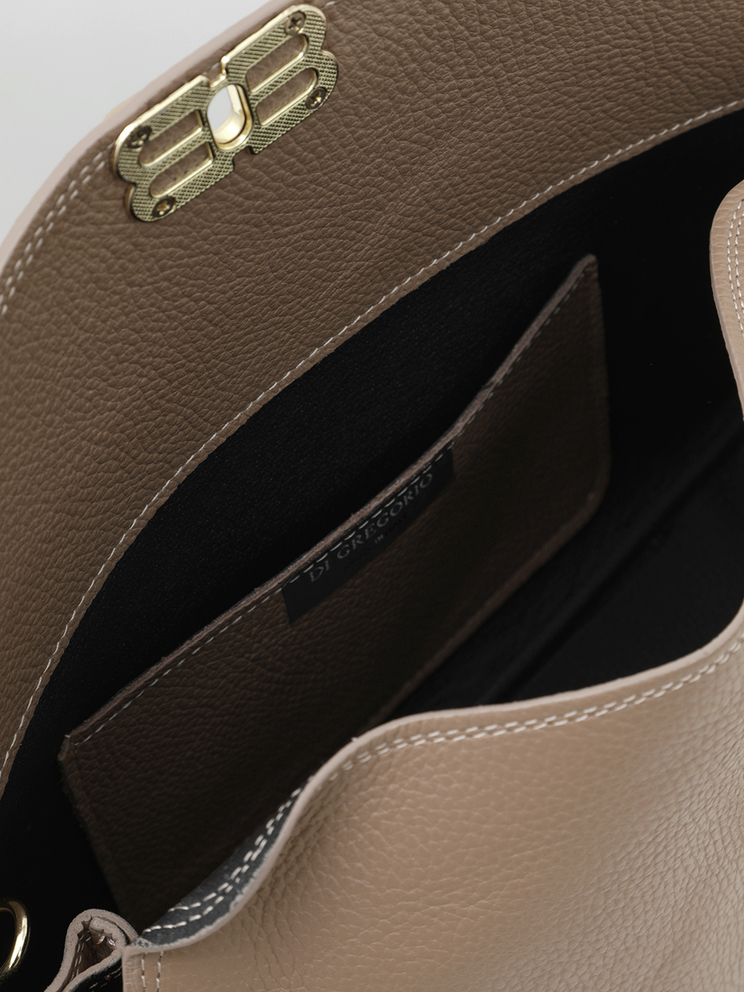 Сумка - боулер с симметричной фурнитурой от Di Gregorio в цвете тауп