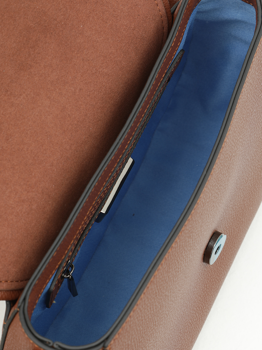 Кросс боди от Cromia в натуральной коже орехового цвета с клепками и плетением