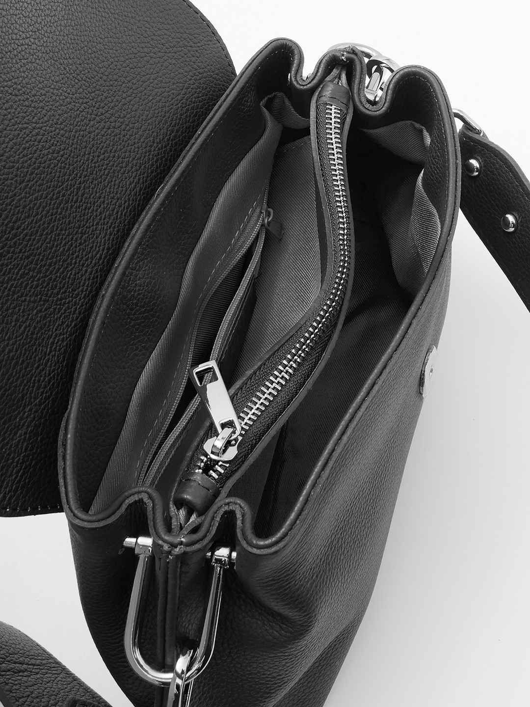 Сумка кросс-боди с фурнитурой в виде пряжки ремня от FOLLE в чёрном цвете