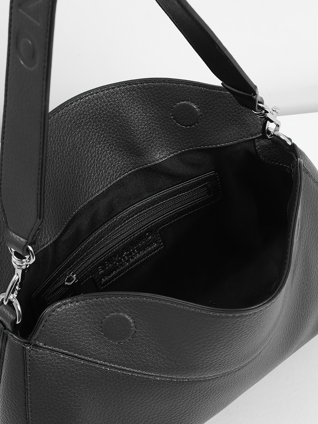 Сумка-багет с рельефным логотипом на ручке от ERMANNO FIRENZE в чёрном цвете