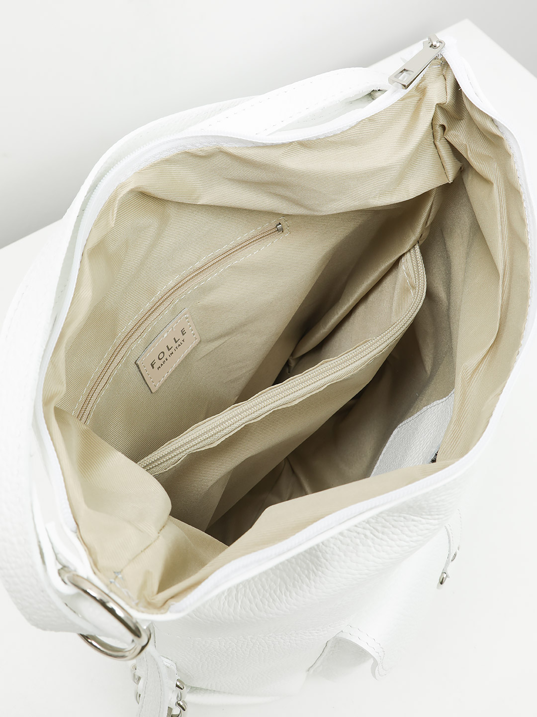Сумка-рюкзак с пряжкой на внешнем кармане от FOLLE из натуральной кожи белого цвета