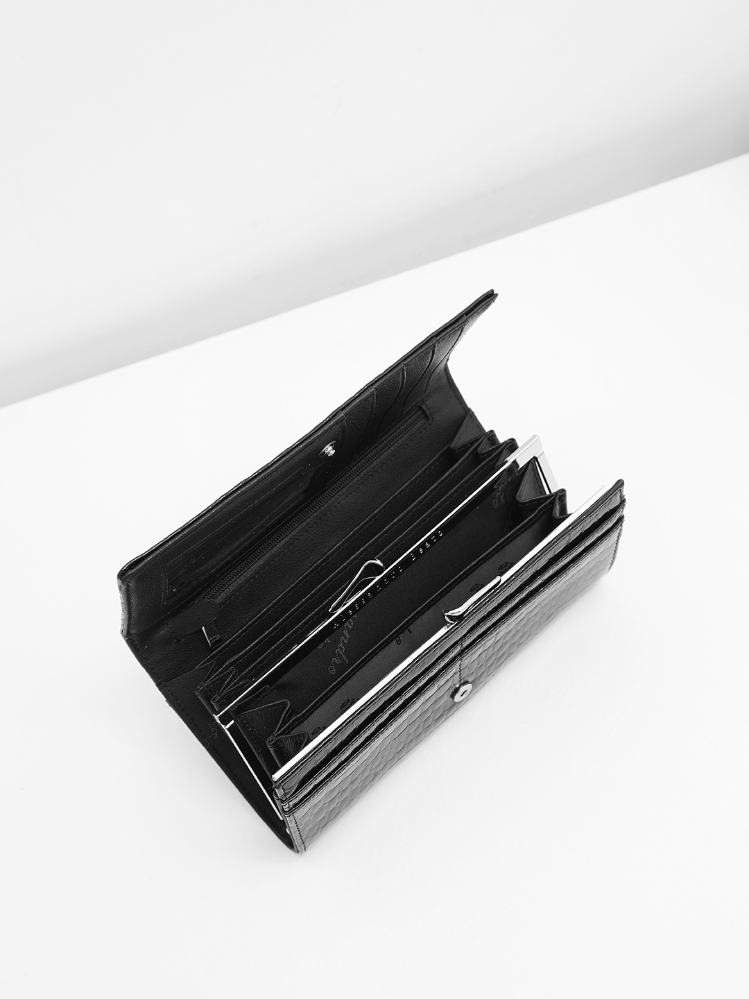 Прямоугольный кошелёк с тиснением под крокодила и логотипом Alessandro Beato в чёрном цвете