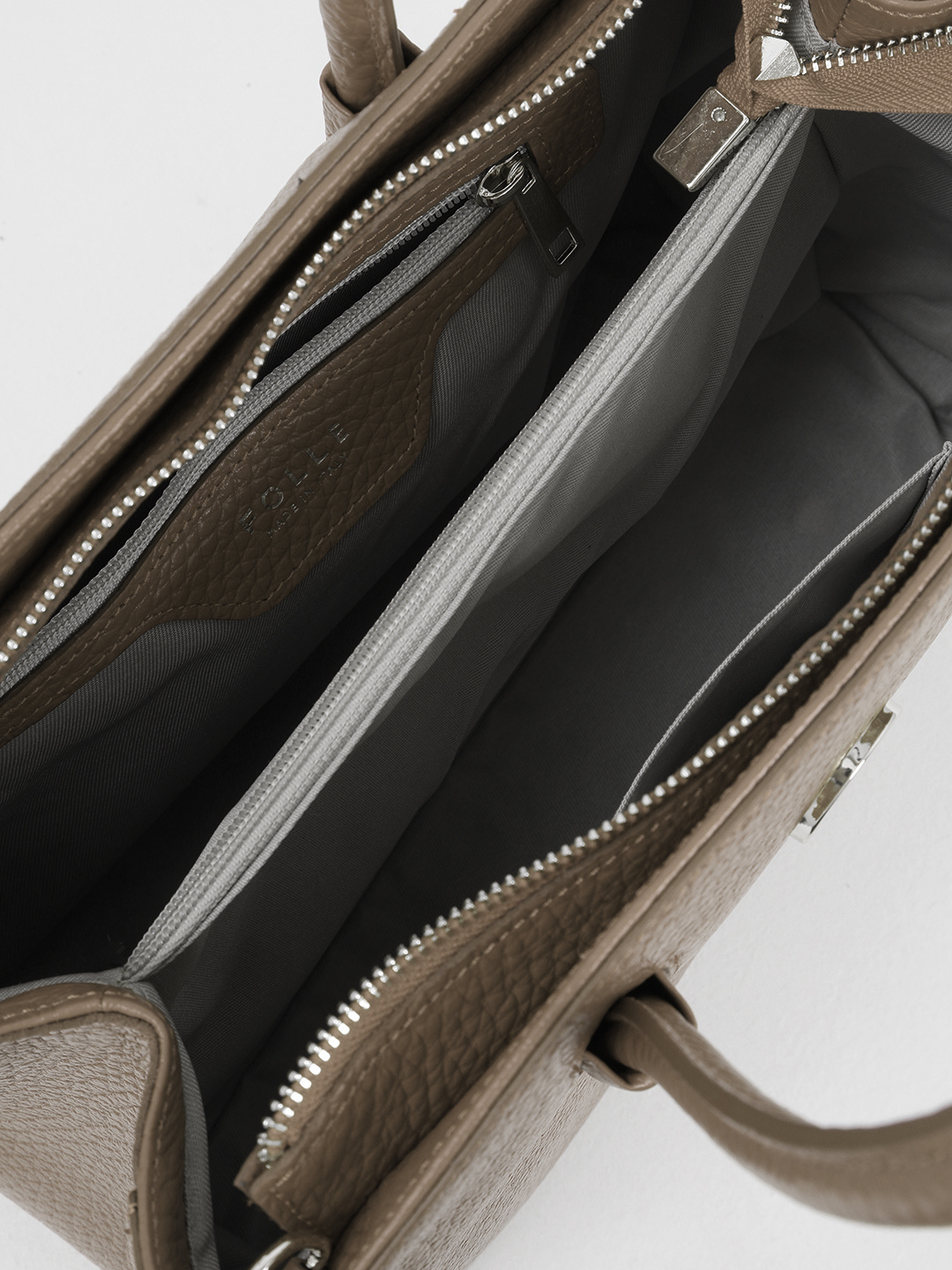 Сумка-тоут с круглой фурнитурой с именной гравировкой FOLLE в оттенке talpa