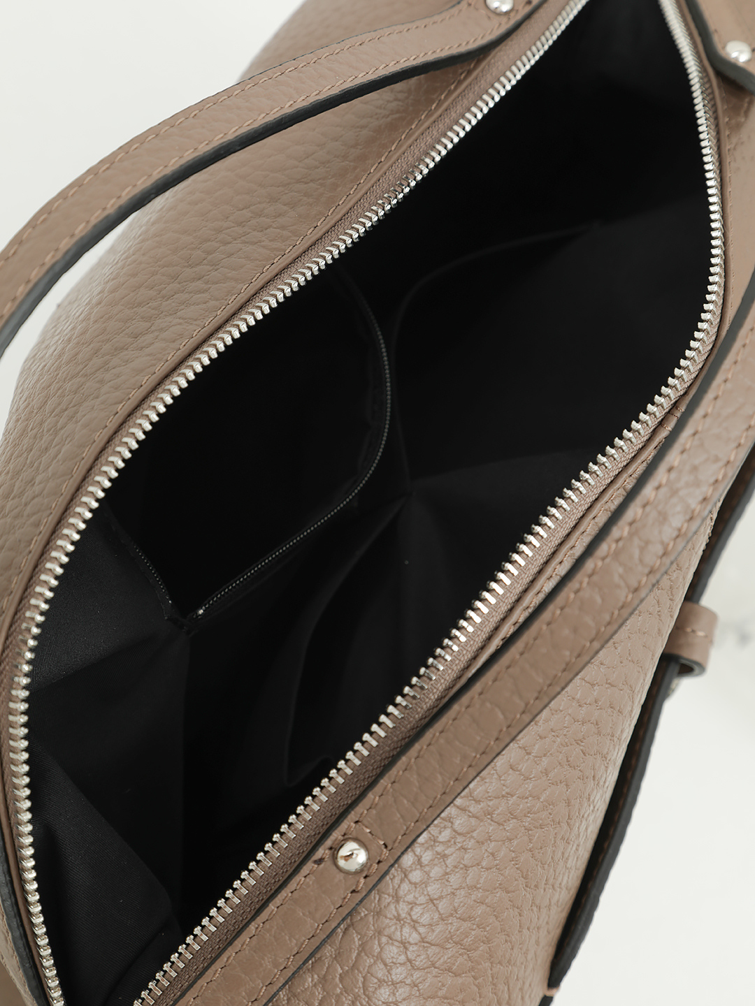 Сэтчел из натуральной крупнозернистой кожи с серебристой фурнитурой от FOLLE цвета тауп 