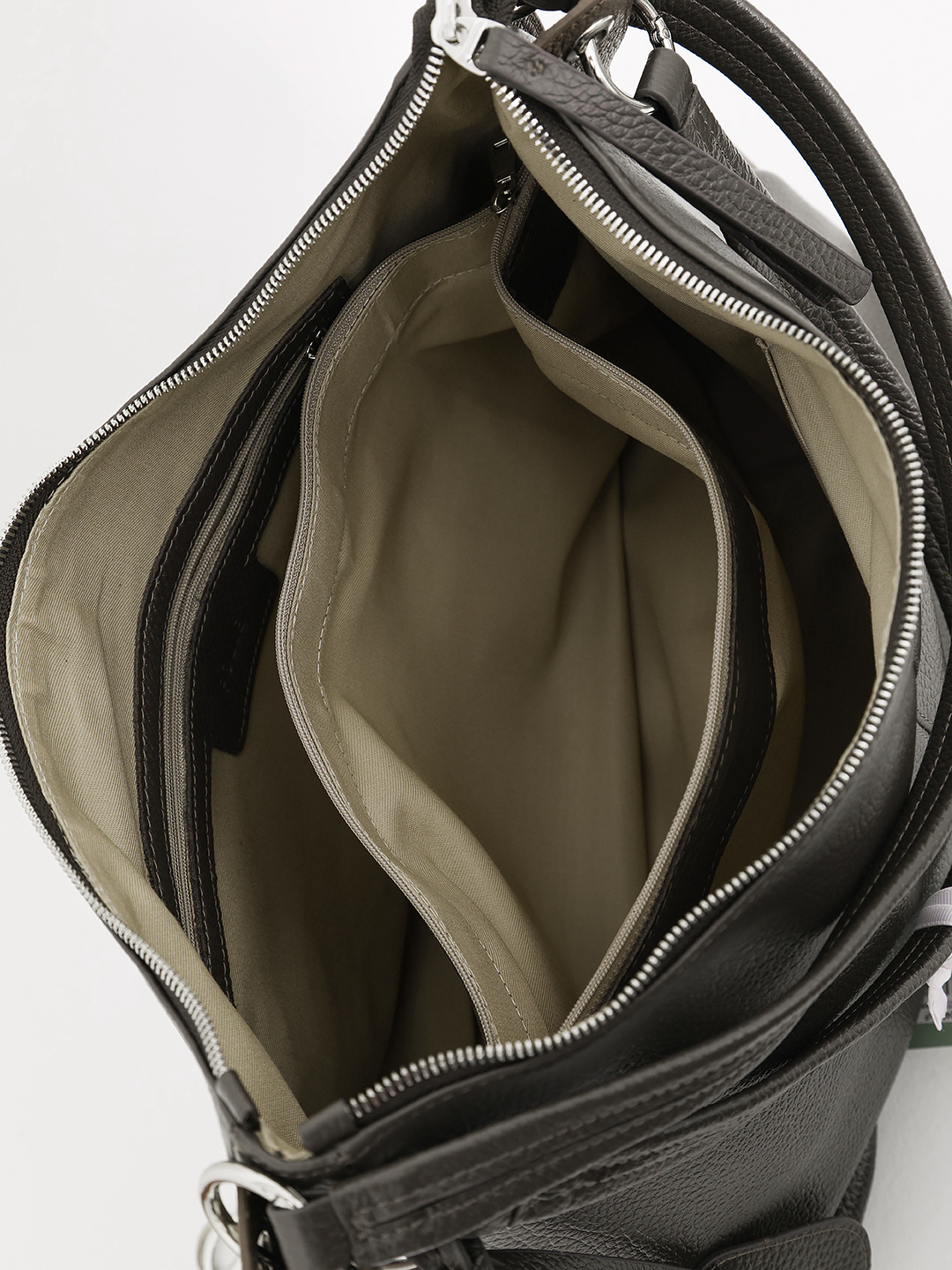 Сумка-хобо на плечо с фирменным брелком от FOLLE оттенка тауп