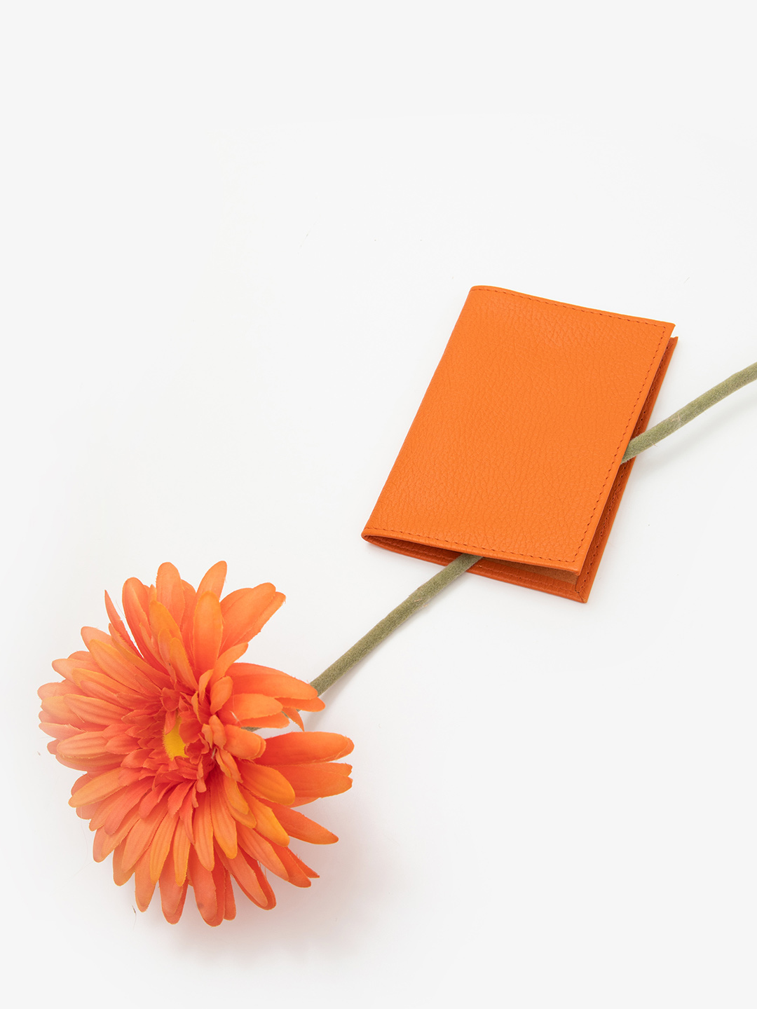 Обложка для паспорта в оранжевом цвете от Alessandro Beato из натуральной кожи 