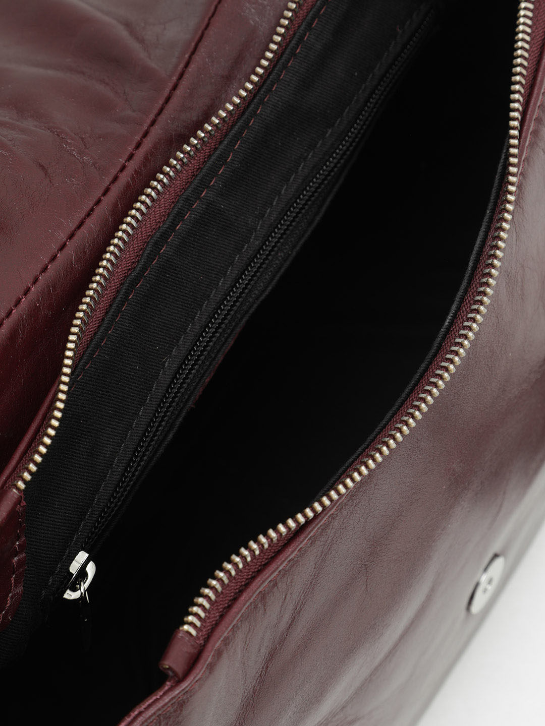 Сумка-багет от RIPANI из натуральной гладкой кожи бордового цвета с клёпками