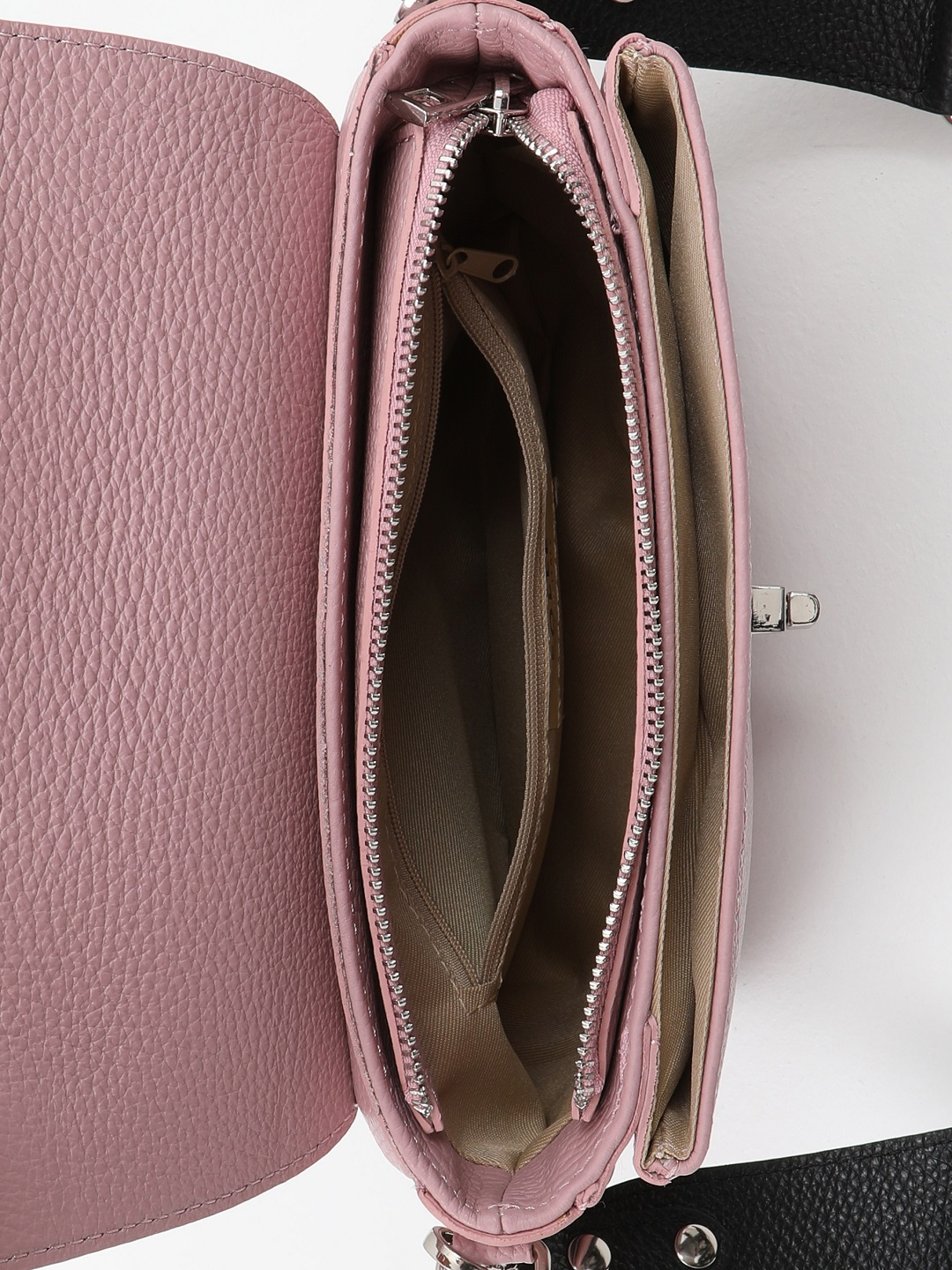 Прямоугольная кросс-боди с треугольным клапаном и кожно-текстильным ремнём от FOLLE в пудровом цвете 