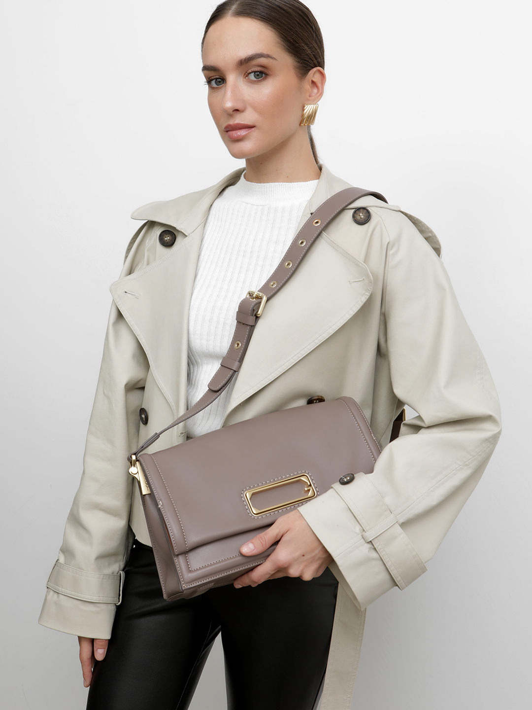 Прямоугольная кросс-боди от Gironacci с регулирующимся ремнём на круглых клёпках в цвете тауп