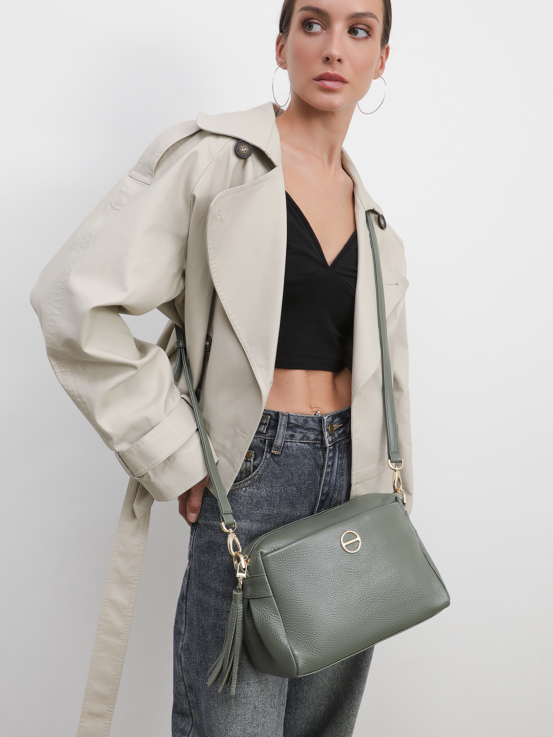 Мягкая кросс-боди с кисточкой c фирменным логотипом FOLLE в шалфейном оттенке