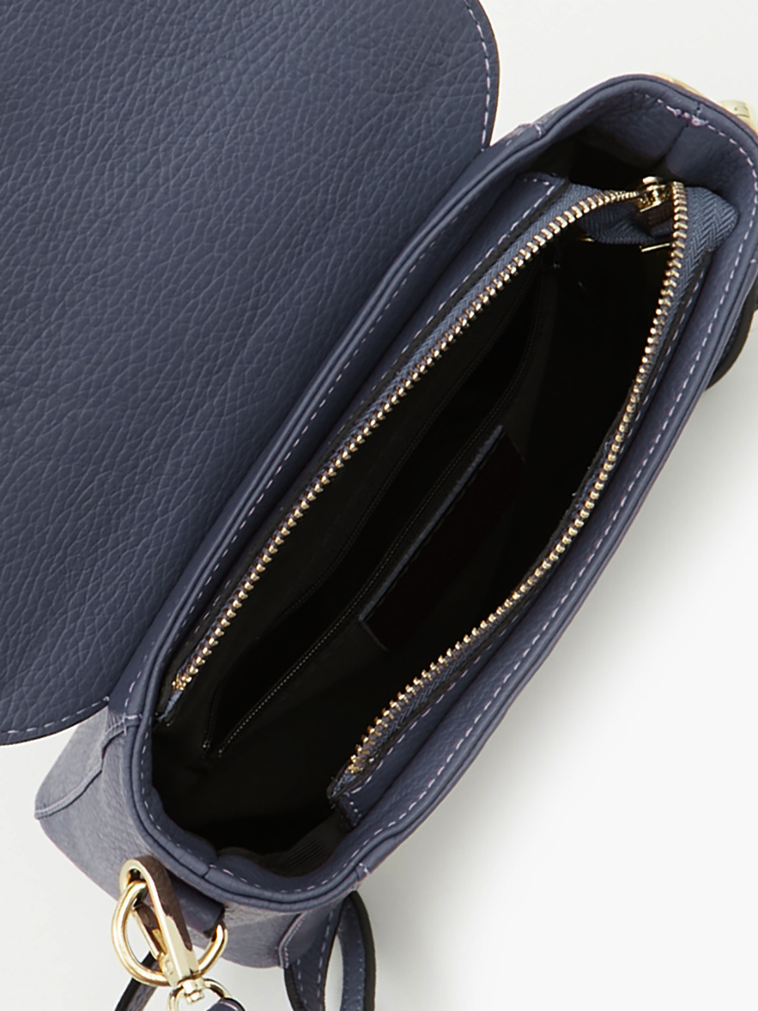 Кросс-боди на плечо с полукруглым клапаном и золотистой фурнитурой от FOLLE в тёмно-синем оттенке