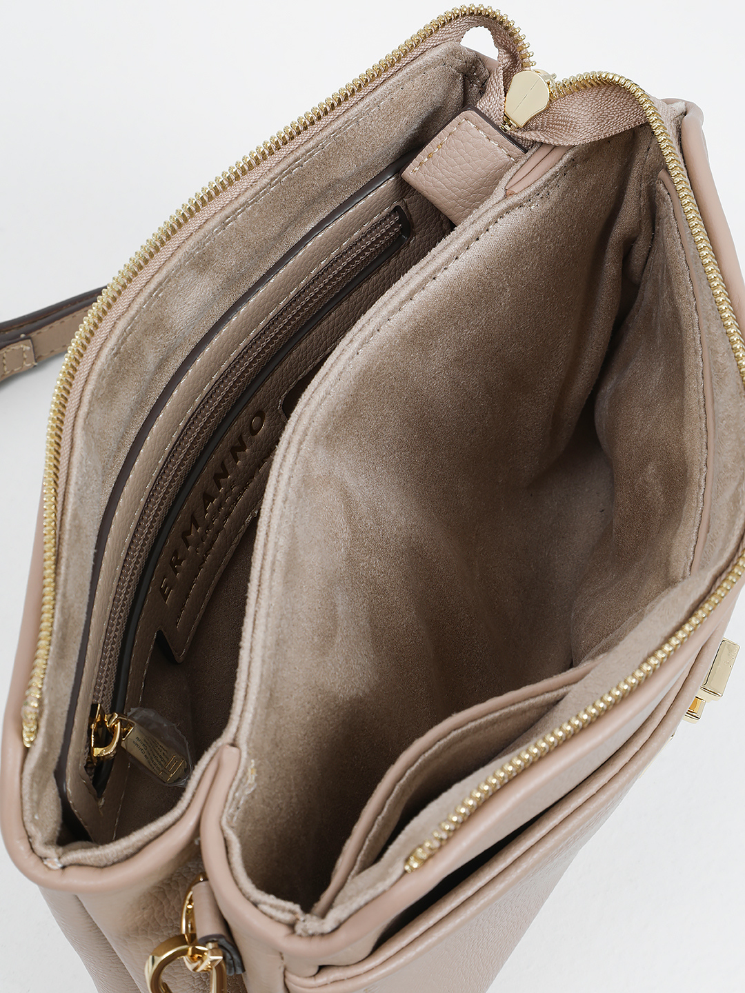 Кросс-боди с поворотной фурнитурой в виде буквы "E" от ERMANNO FIRENZE в песочном оттенке